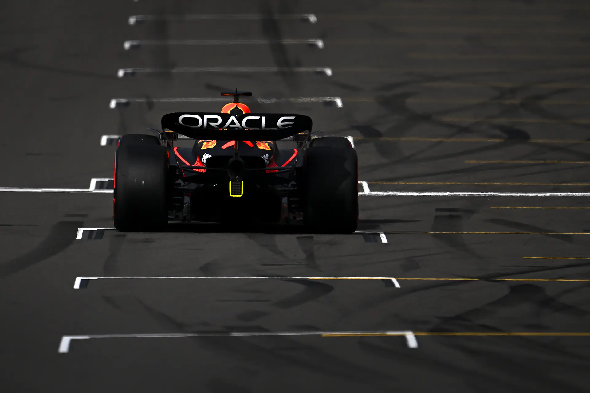 Startopstelling GP Groot-Brittannië: Verstappen met P2 in Ferrari-sandwich