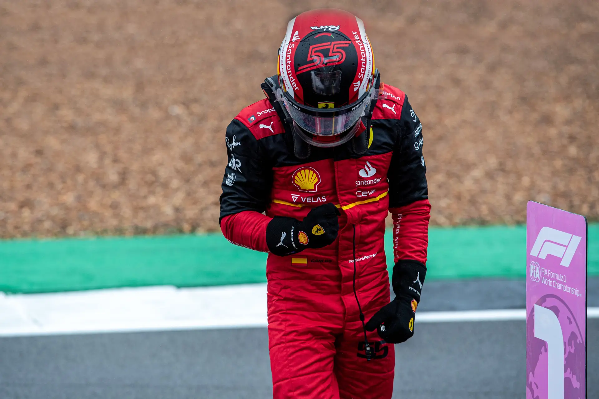 Verslag GP Groot-Brittannië | Sainz wint wonderschone wedstrijd, Verstappen eindigt op P7