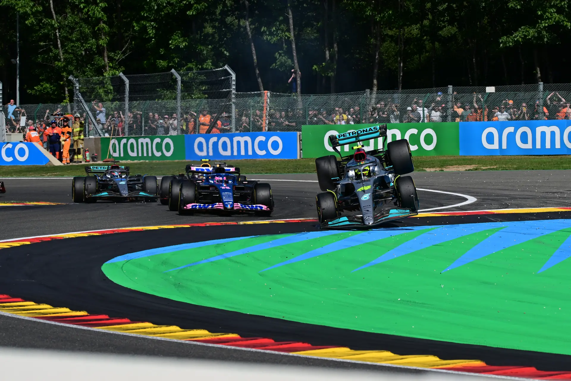 Hamilton had zware blessure verwacht na incident met Alonso: 'Ik had mijn rug kunnen breken'