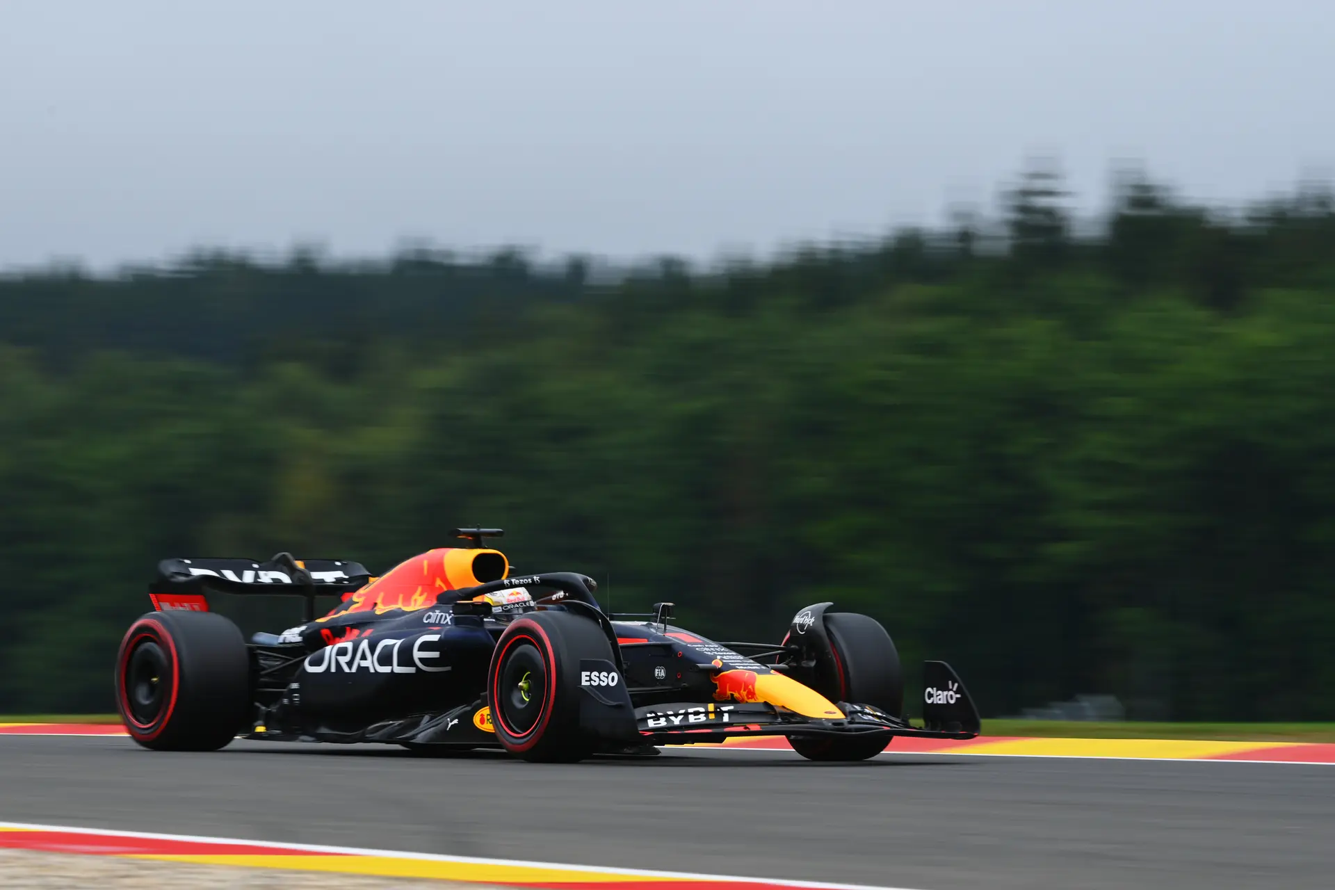 Verslag VT1 | Verstappen moet Ferrari's voor zich dulden, regen spelbreker in laatste fase