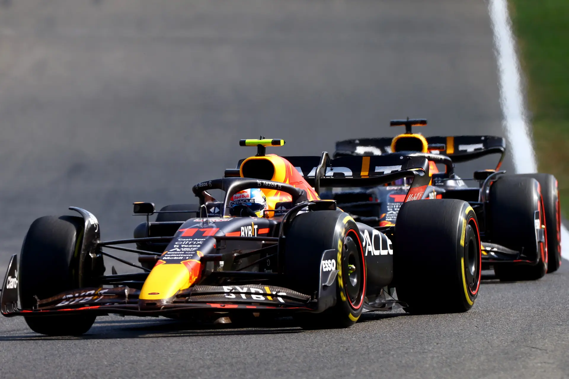 Pérez verklaart achterstand op Verstappen: 'In die situatie zit ik nu met deze auto'