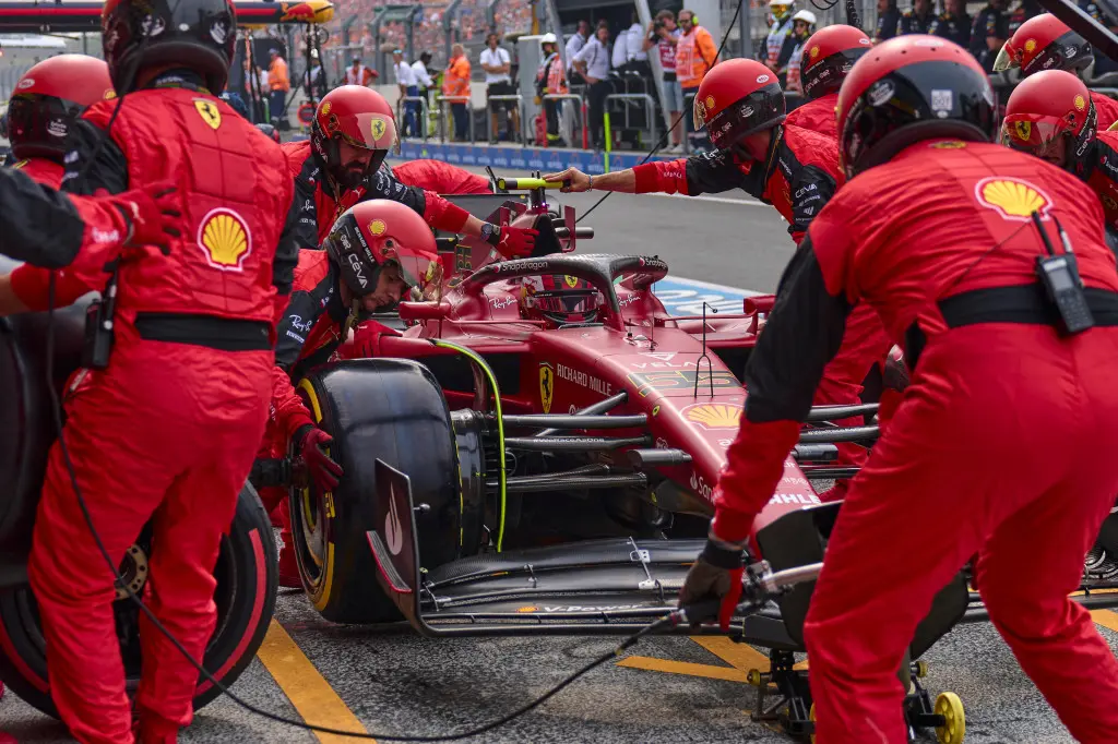 Ferrari mist sterke mensen: 'Bij Red Bull hebben ze Horner, Marko en Newey'