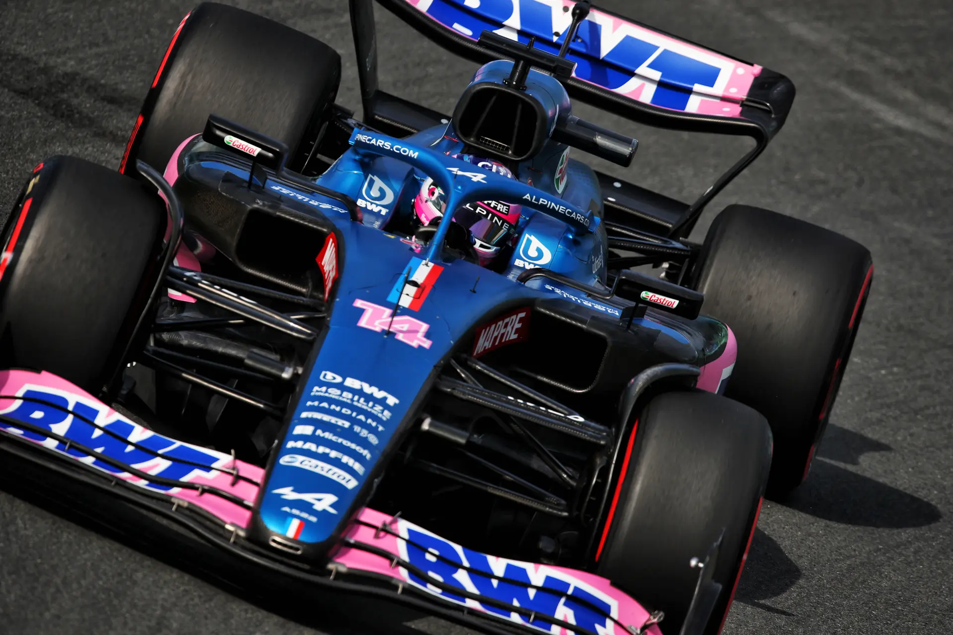 Alonso krijgt tijdstraf en is klaar met teamgenoot Ocon: 'Gelukkig nog maar één race te gaan'