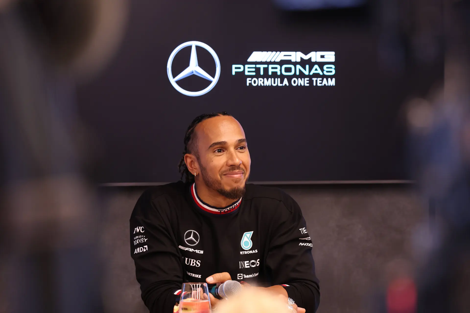 Hamilton niet bezig met rel rondom Red Bull: 'Weten niet of de geruchten kloppen'