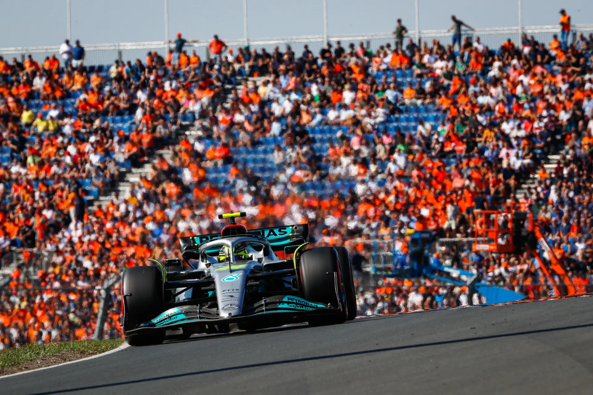 Hamilton trots op eigen supporters: 'Niet makkelijk tussen fans van tegenstander'