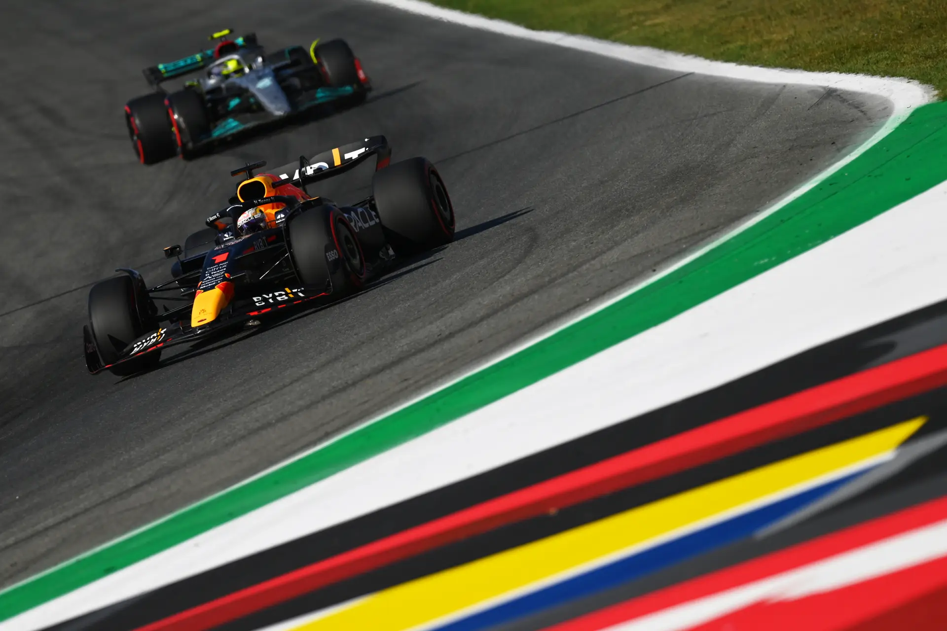 Longruns | Verstappen loopt achter de feiten aan, Mercedes en Pérez maken indruk