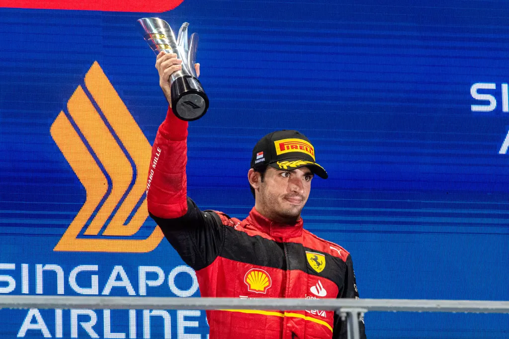 Sainz blikt terug op Singapore: 'Gelukkig lukte het, anders zag ik er wel een beetje stom uit'