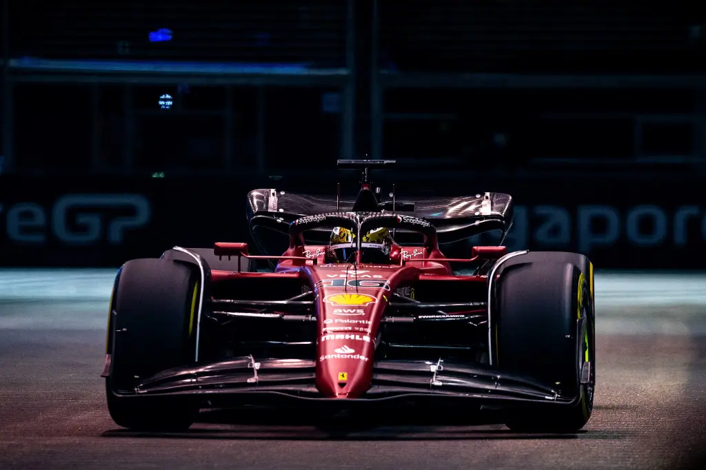 Verslag VT3 | Verstappen geeft halve seconde toe op Leclerc in kletsnatte sessie