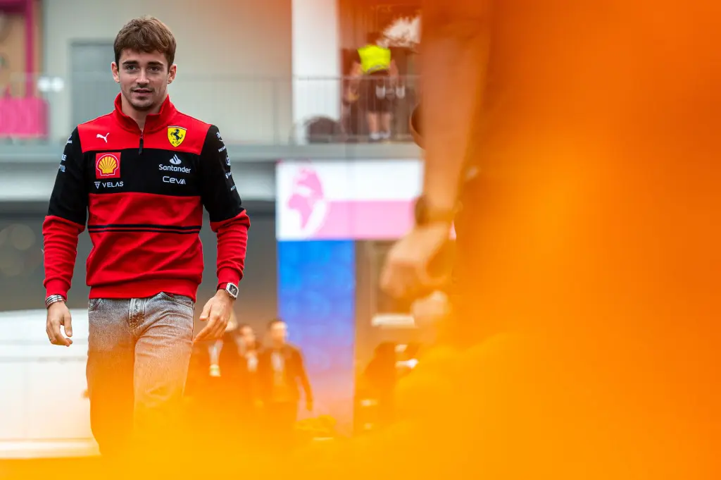 Leclerc niet bang voor gridstraf na crash: 'Genoeg onderdelen na straffen in verleden'