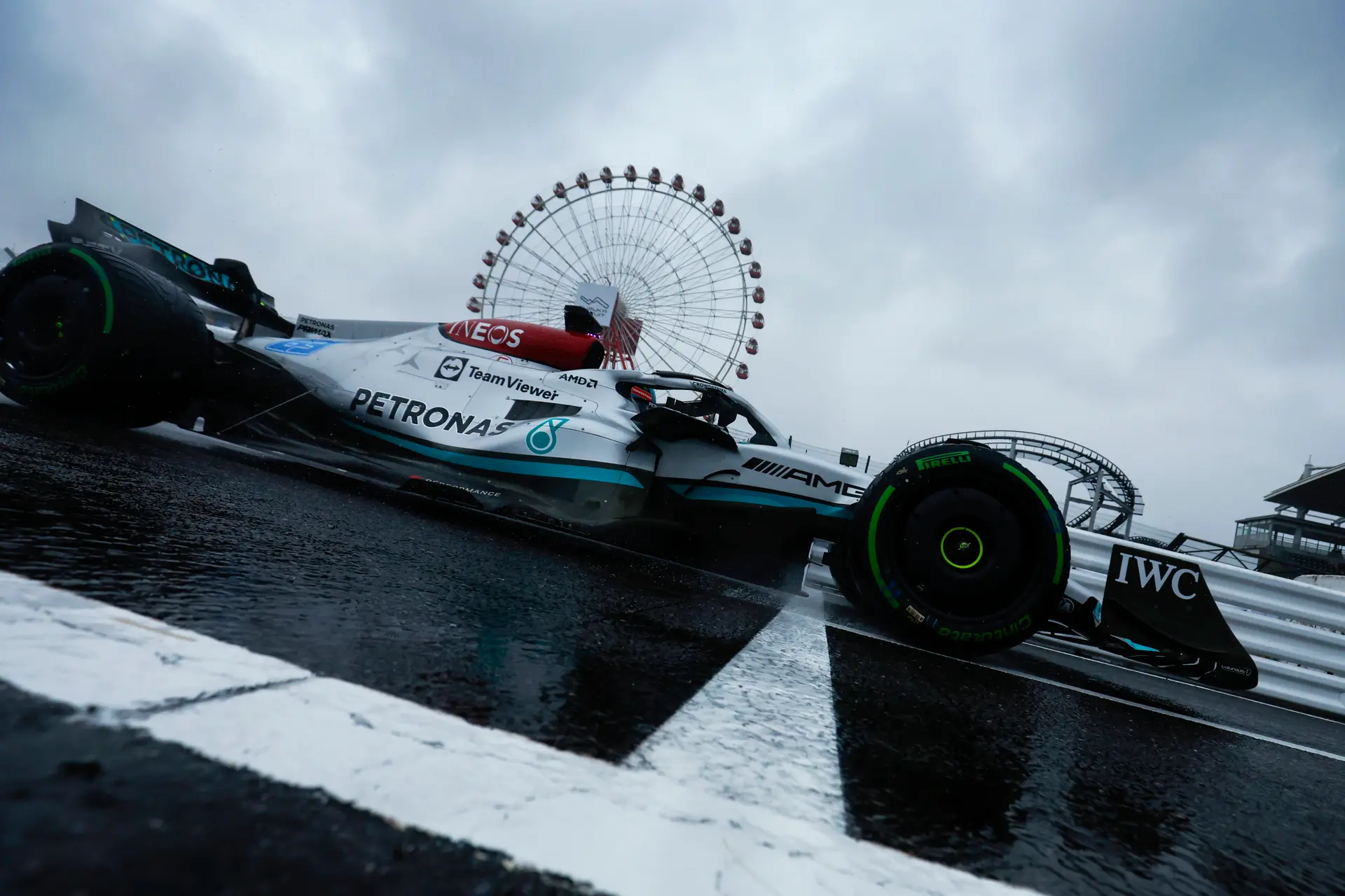 Verslag VT2 | Mercedes verrassend aan kop op nat Suzuka, Verstappen op P3