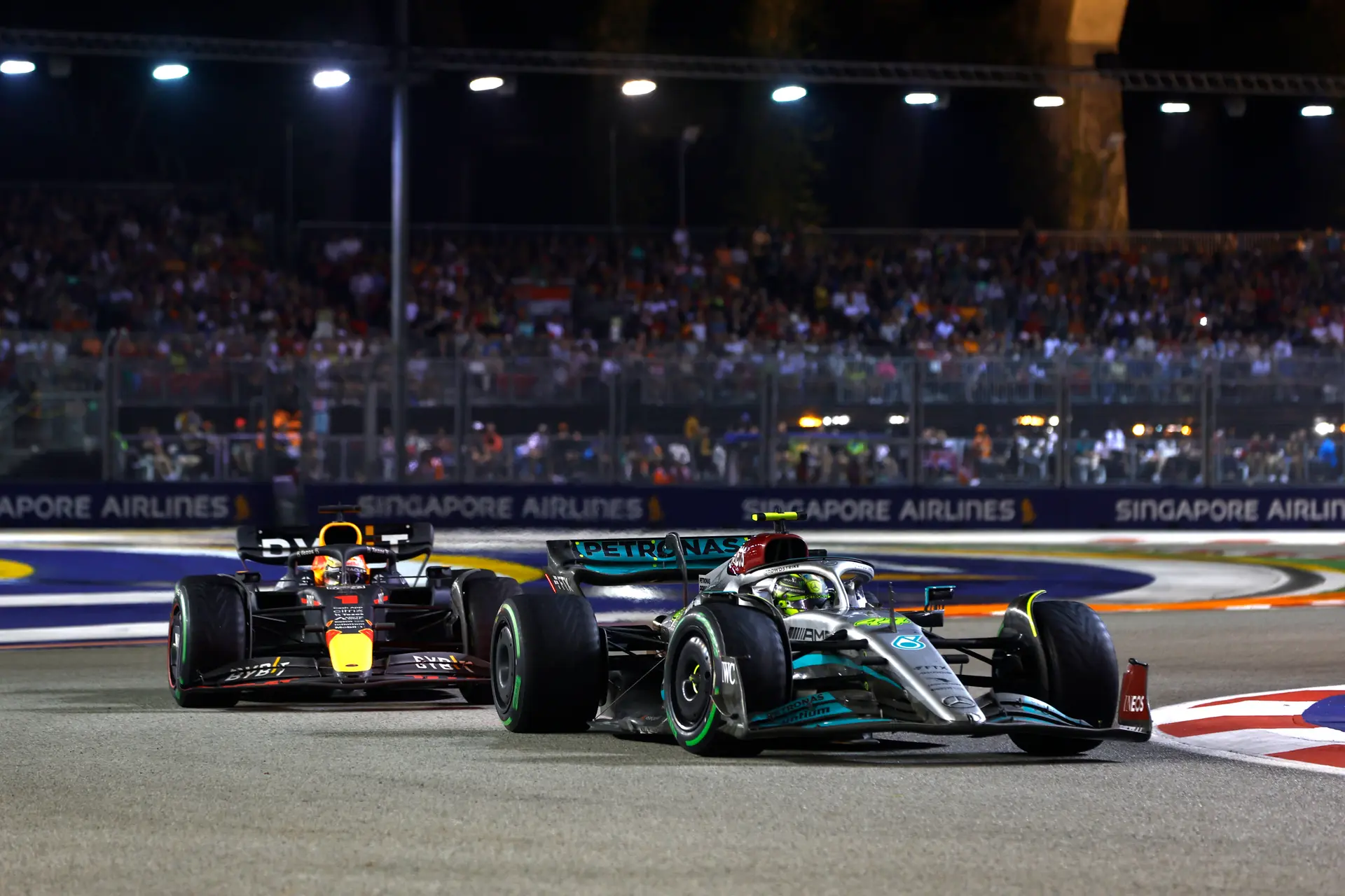 Hamilton na incident met Verstappen: 'Je weet hoe het gaat met Max'
