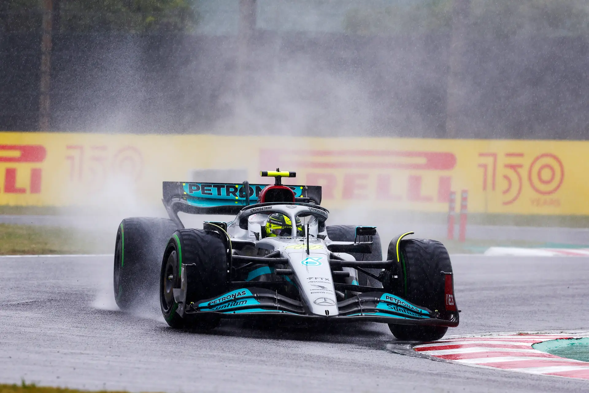 Hamilton niet verrast door grote achterstand: 'Verliezen veel op rechte stukken'
