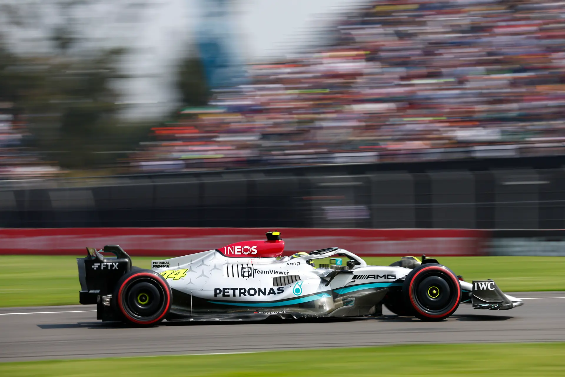 Hamilton wilde softs en wijst naar Mercedes: 'Had die vraag gesteld voor de race'