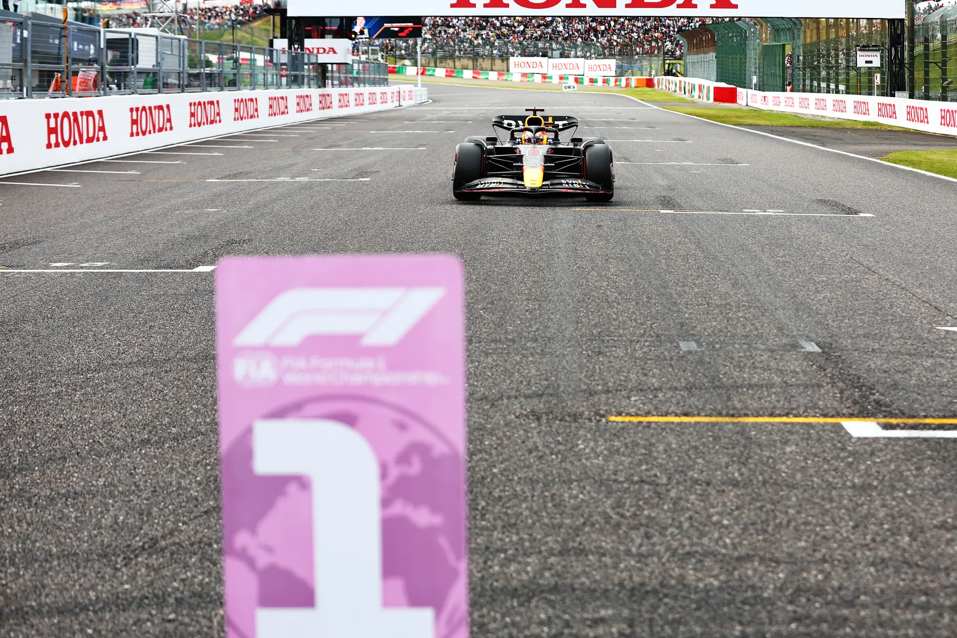 NB: 'In Japan zagen we de dominantie die Verstappen heel het seizoen al vertoont'