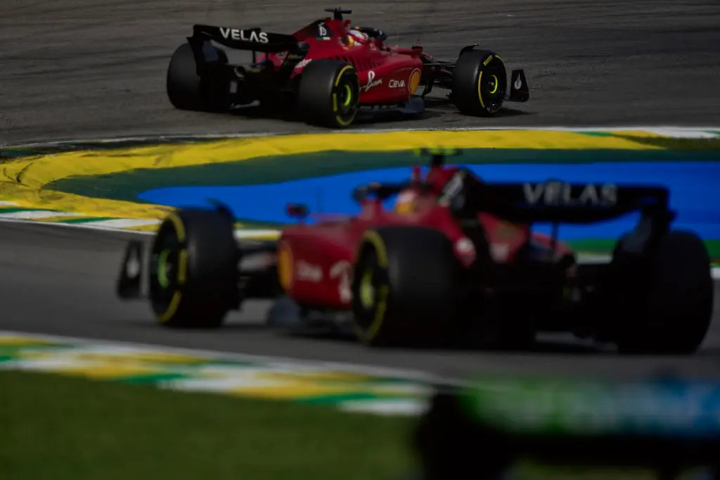 Ferrari deed expres niet aan teamorders voor Leclerc en Sainz: 'Zou té riskant zijn'