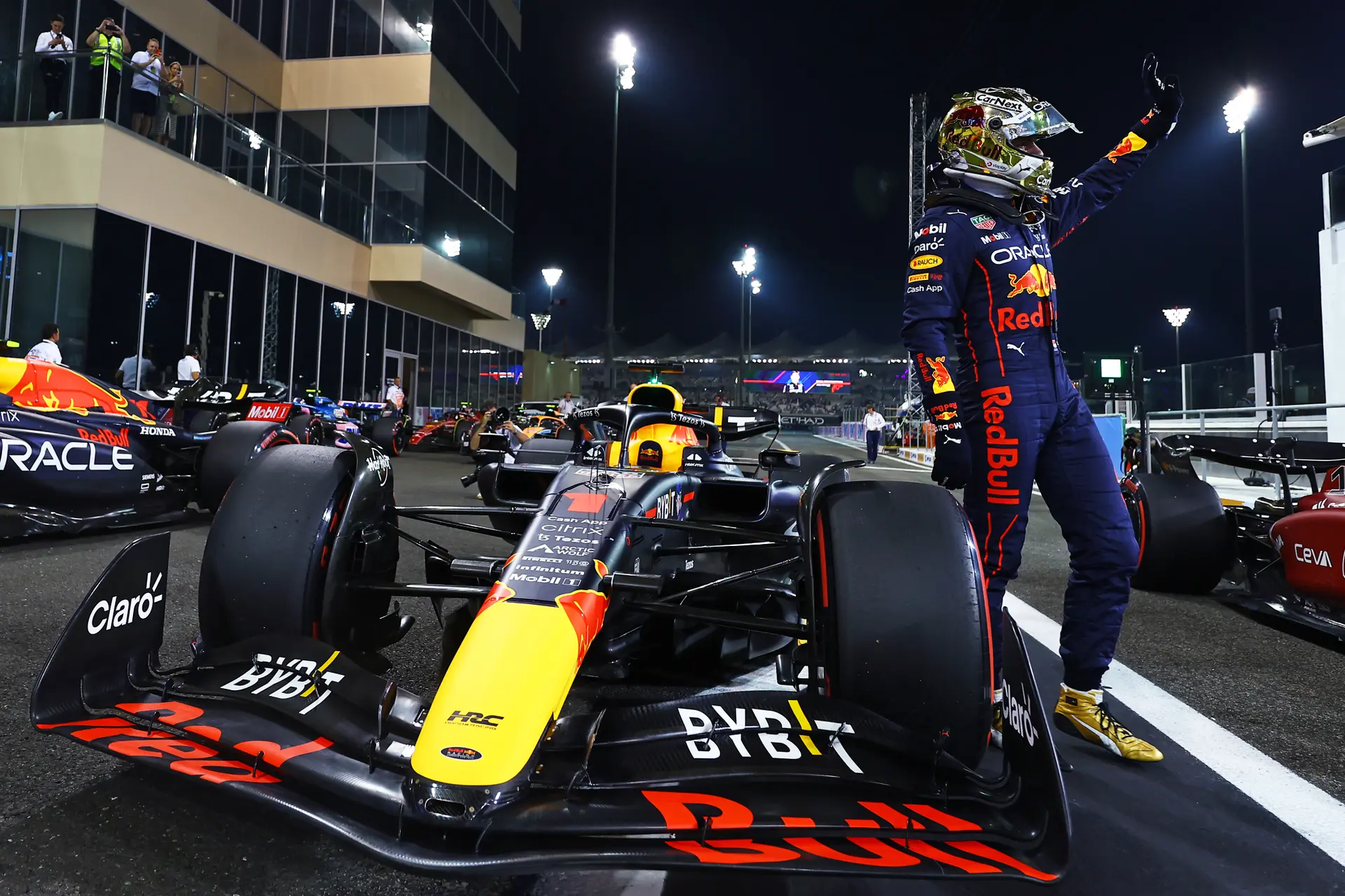 Verstappen ondanks problemen op F1-pole: 'We moesten de hele auto rebooten'