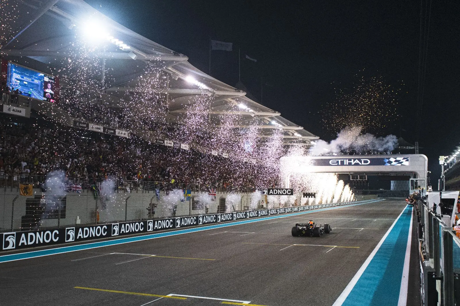 Internationale media prijzen Verstappen: 'Één van de meest dominante kampioenen van afgelopen tijd'