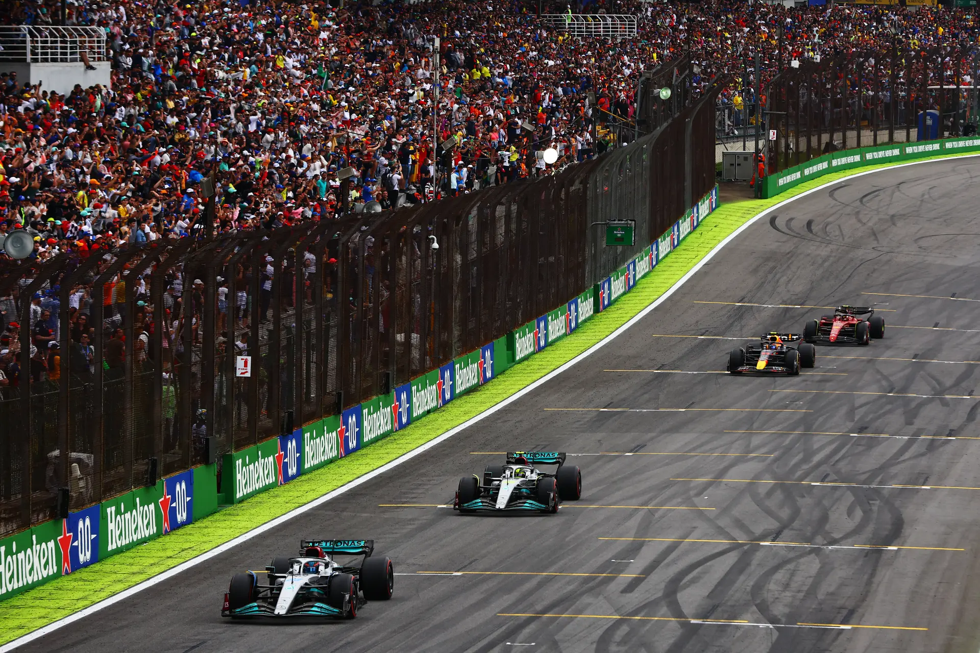 Russell snapt waarom Hamilton tegen hem mocht racen: 'We hebben altijd gezegd dat we vrij zijn'