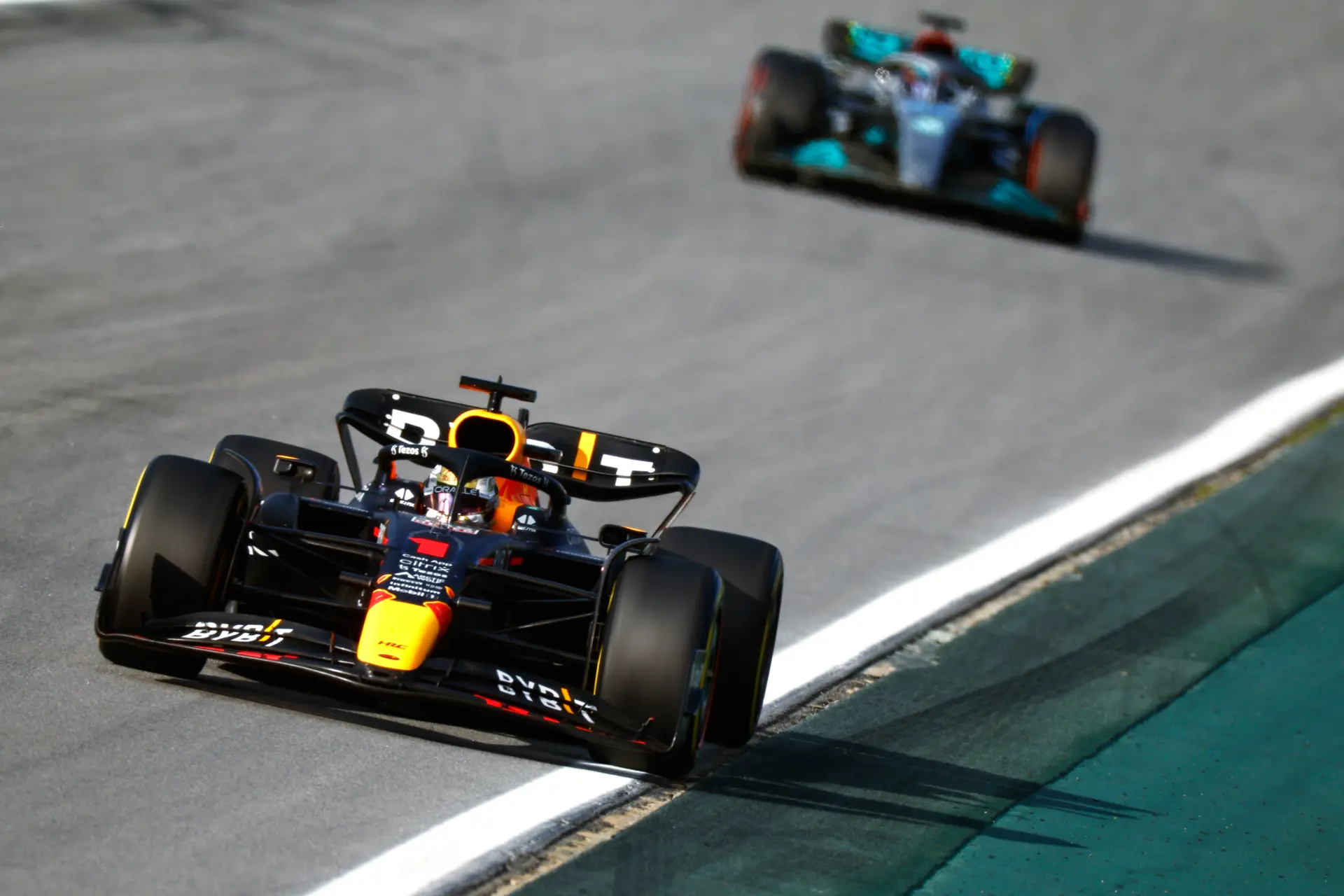 Longrun analyse | Mercedes hijgt snelle Verstappen in de nek in Abu Dhabi