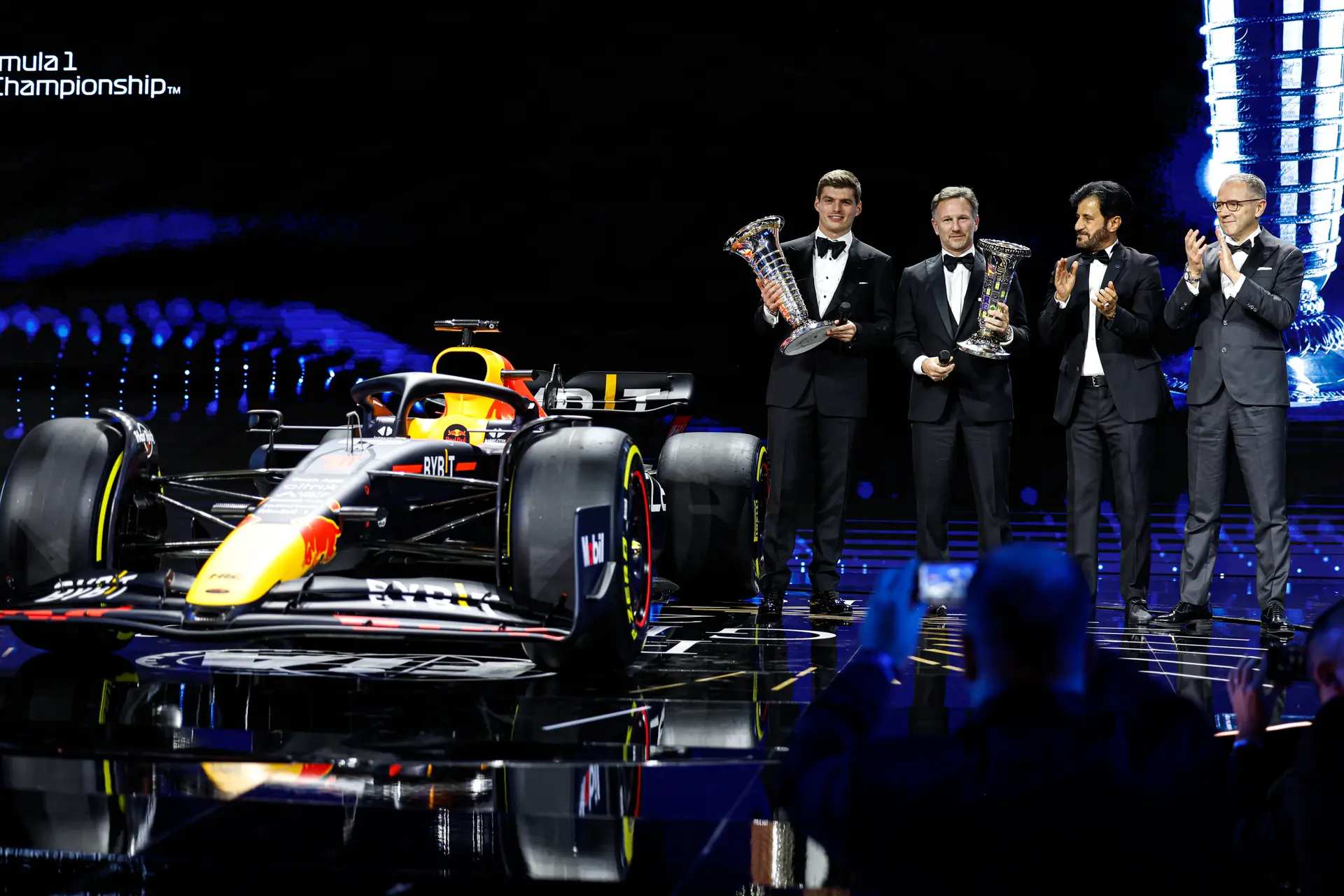 F1-CEO rekent niet op lange dominantie Verstappen: 'Met dank aan het budgetplafond'