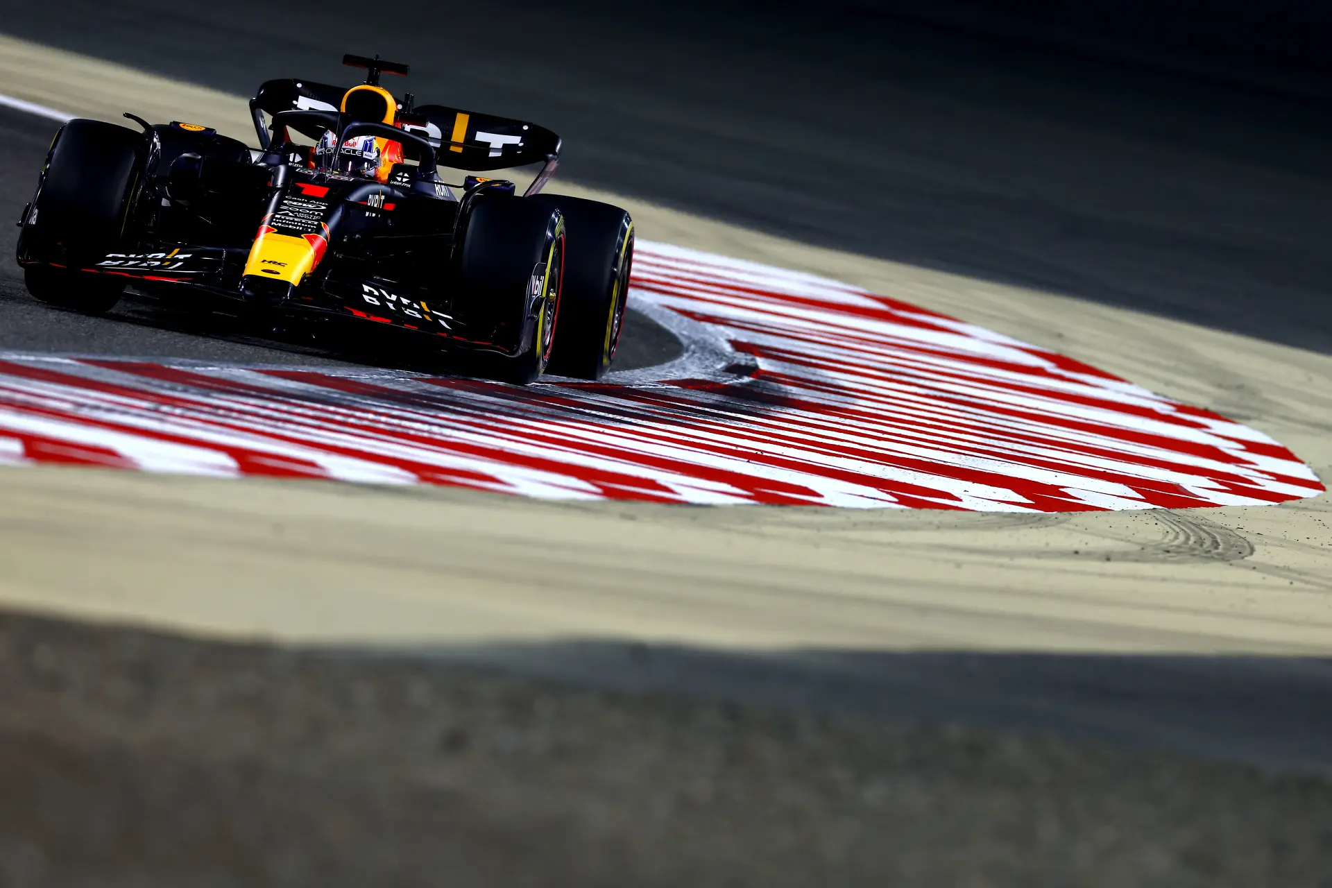 F1 in het kort | Olielek houdt Verstappen lange tijd in Red Bull-pitbox
