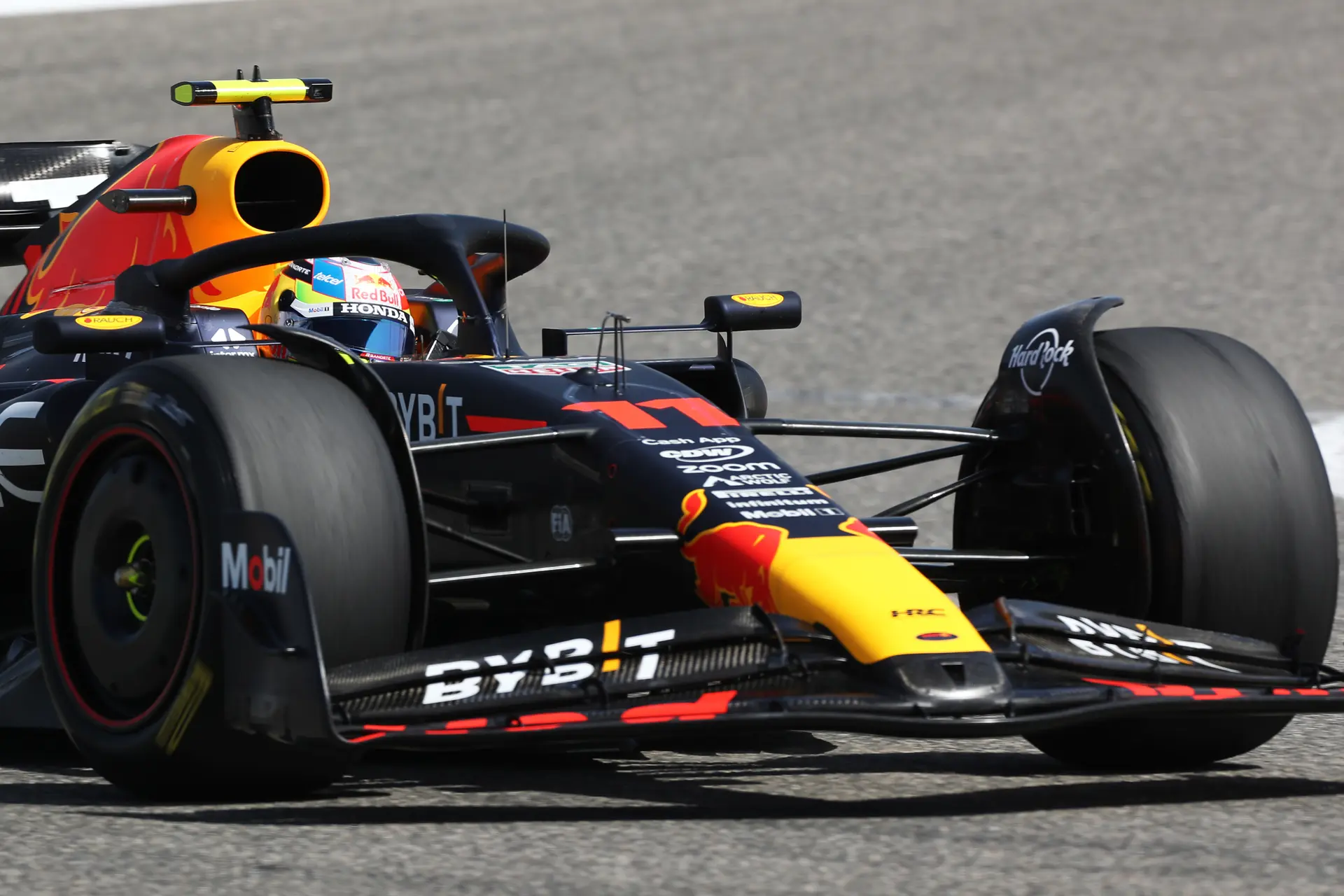 Verslag VT1 | Verstappen derde achter Alonso, Pérez ruim de snelste in Bahrein