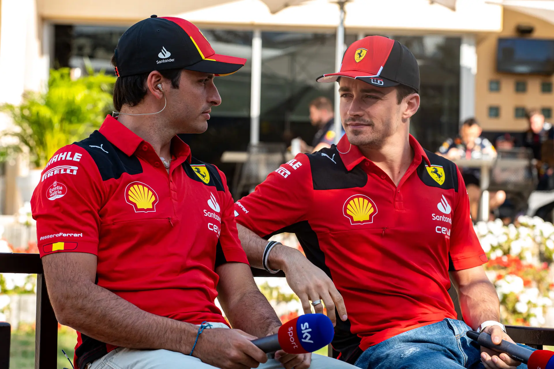 Niet teamleden, maar Leclerc en Sainz zijn het probleem: 'Ferrari doet het beter dan de coureurs'