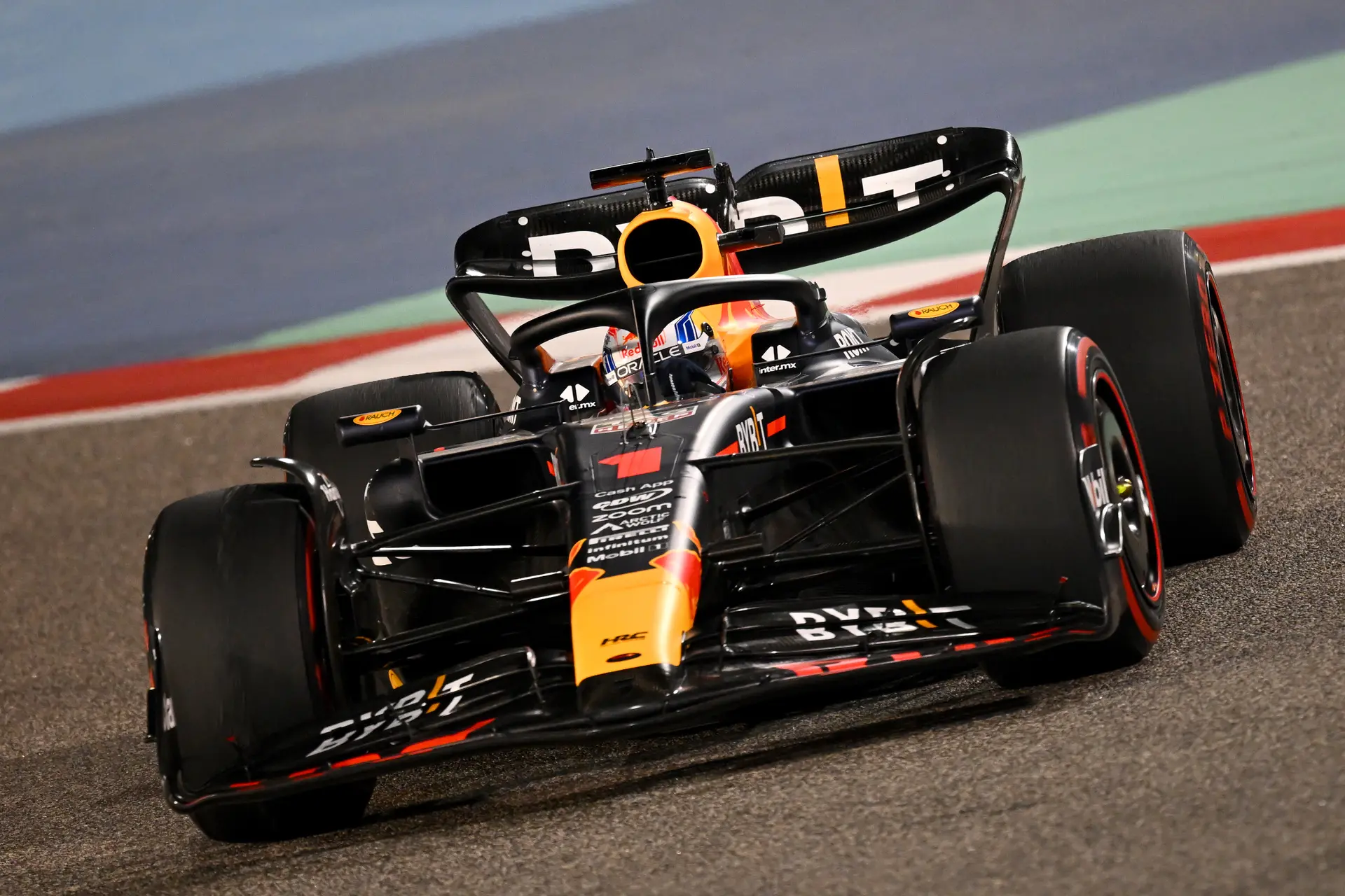 Verstappen maakt indruk met snelheid in longruns: 'Vijf á zes tienden per rondje sneller'