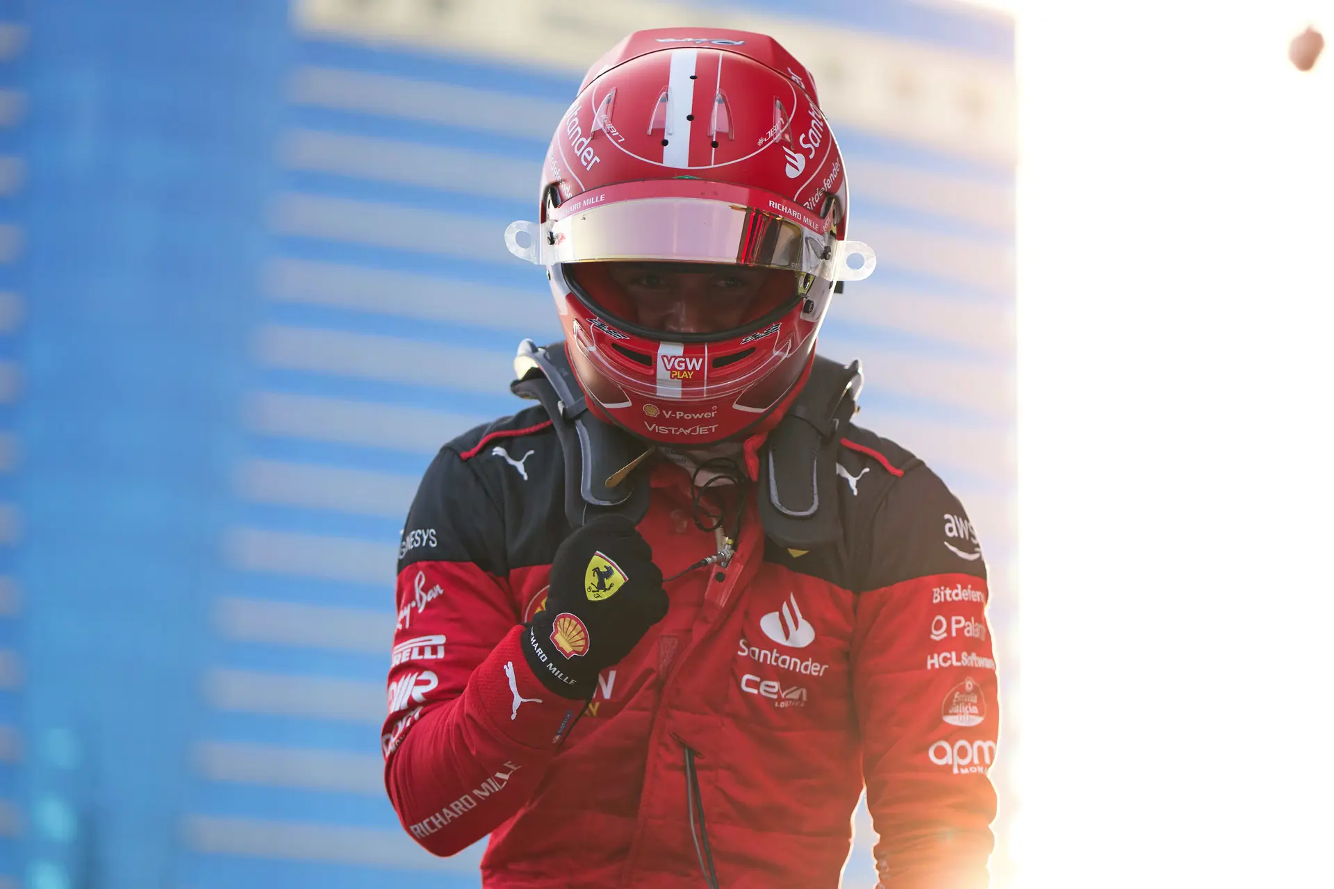 Leclerc ondanks touché met muur snelste in sprintkwalificatie, Verstappen P3