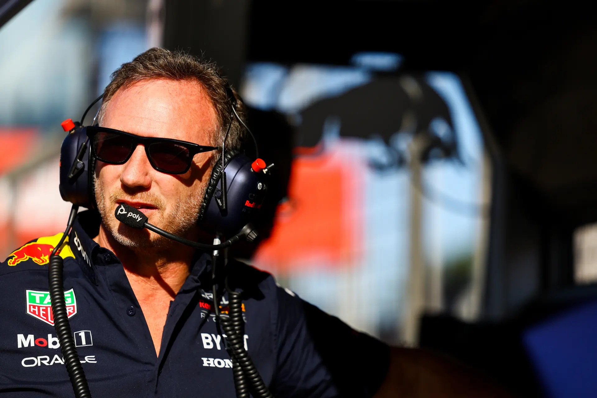 Horner kritisch op Russell na contact met Verstappen: 'Moet ruimte geven, maar sneed hem af'
