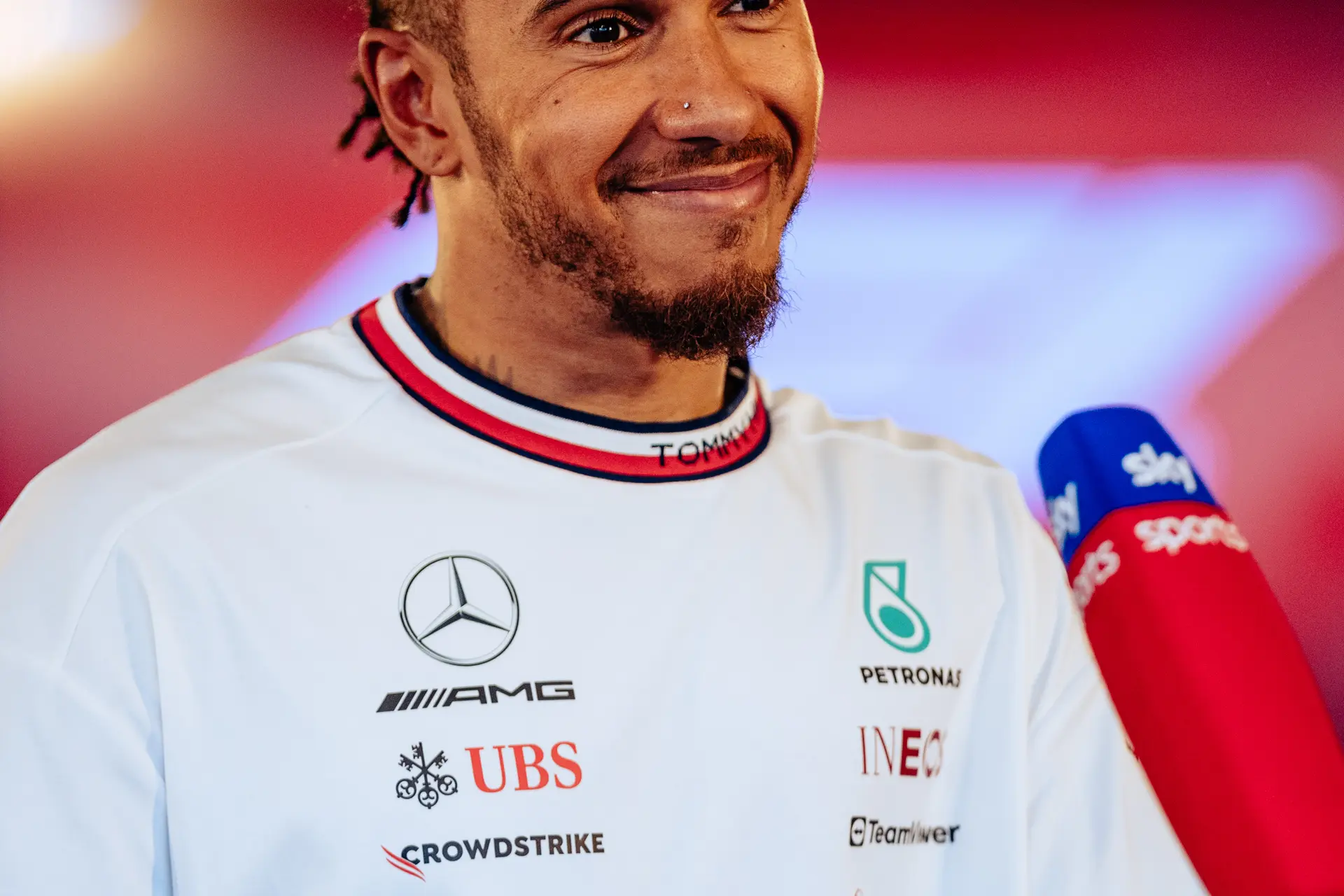 Hamilton telt dagen en weken af tot W14B: 'Hopen dat we het tegen de Astons kunnen opnemen'