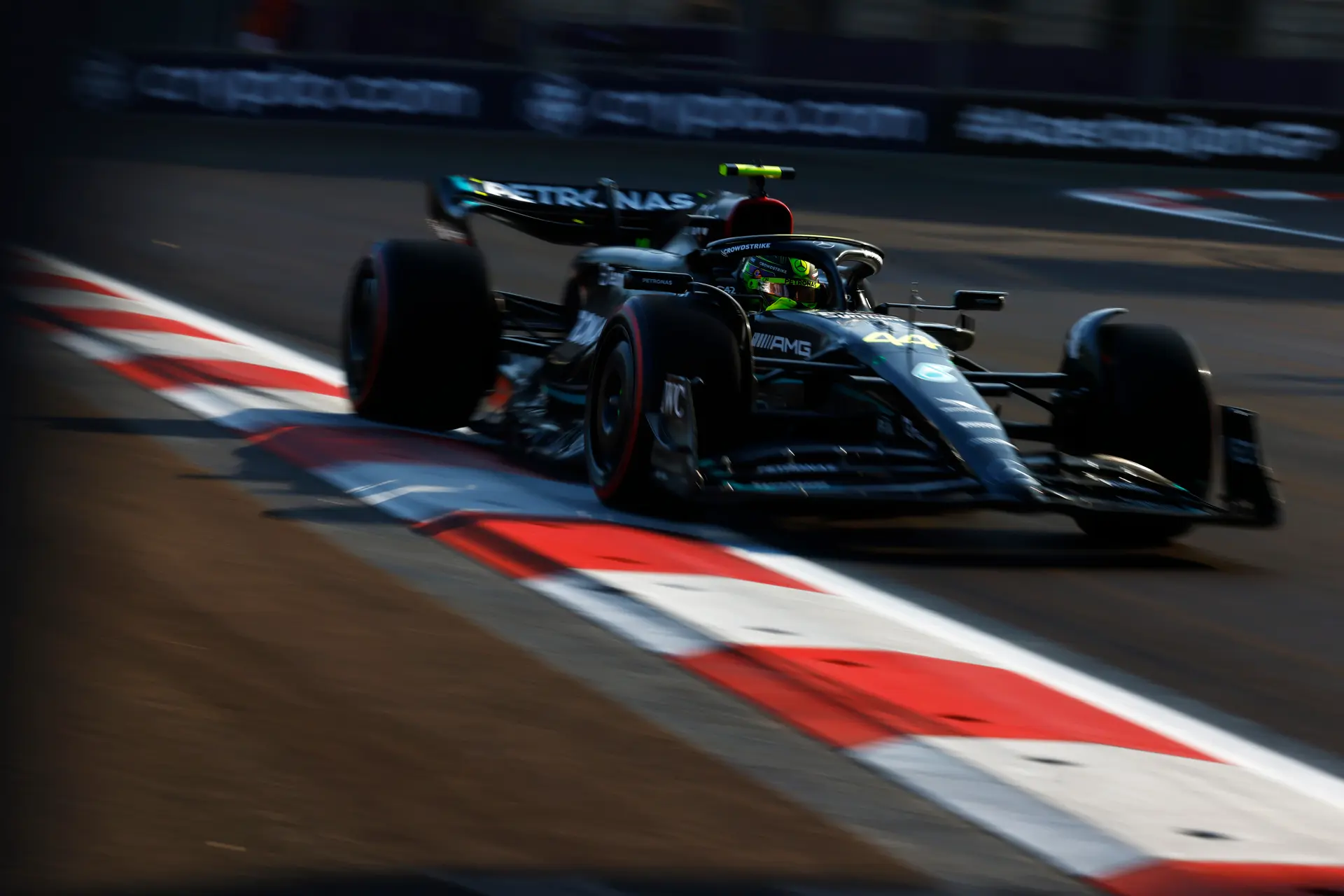 Hamilton net als Verstappen slachtoffer van safetycar: 'Dat was een bittere pil om te slikken'