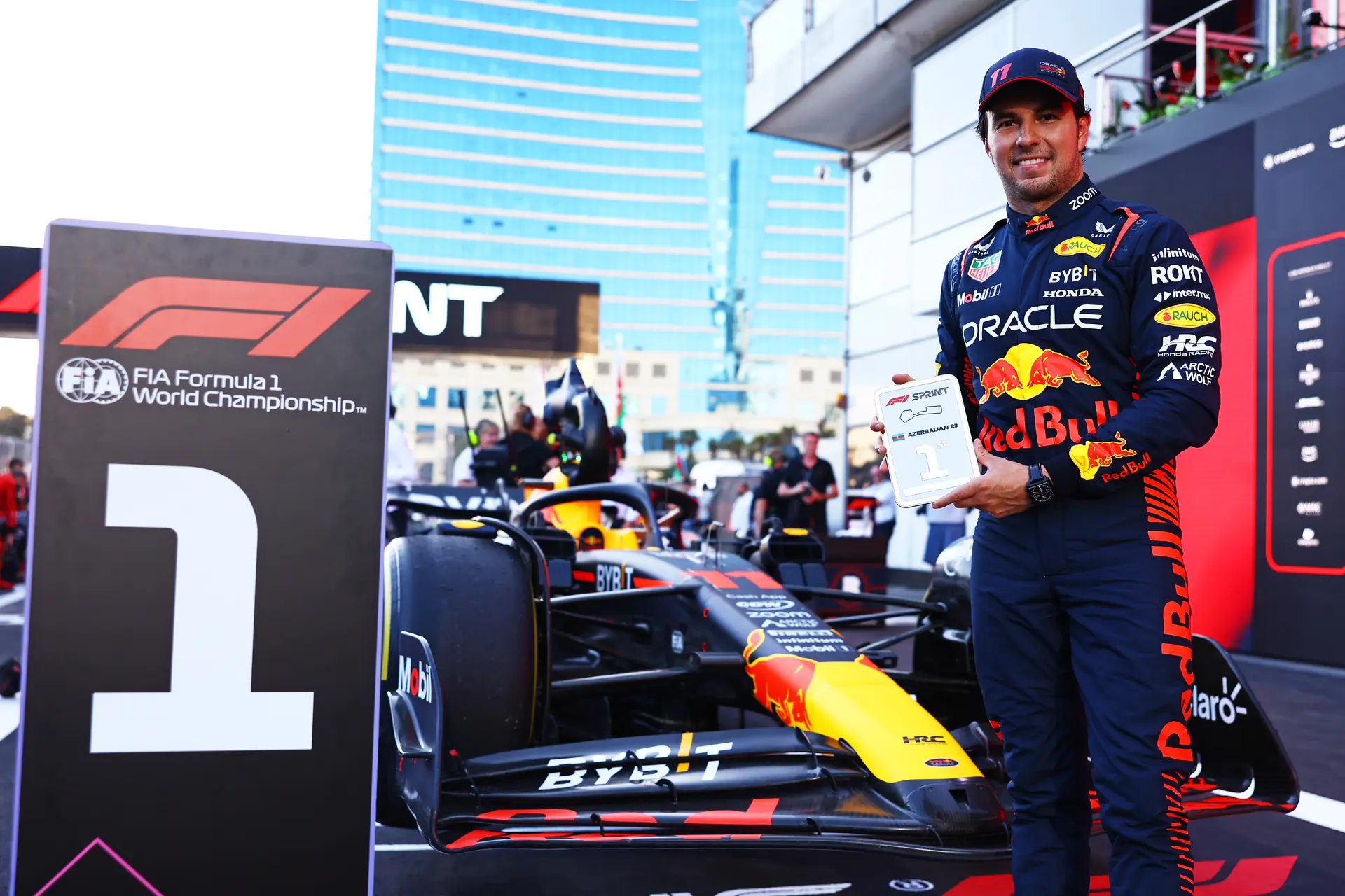 Pérez soeverein na mazzel met safetycar, Verstappen moet genoegen nemen met P2