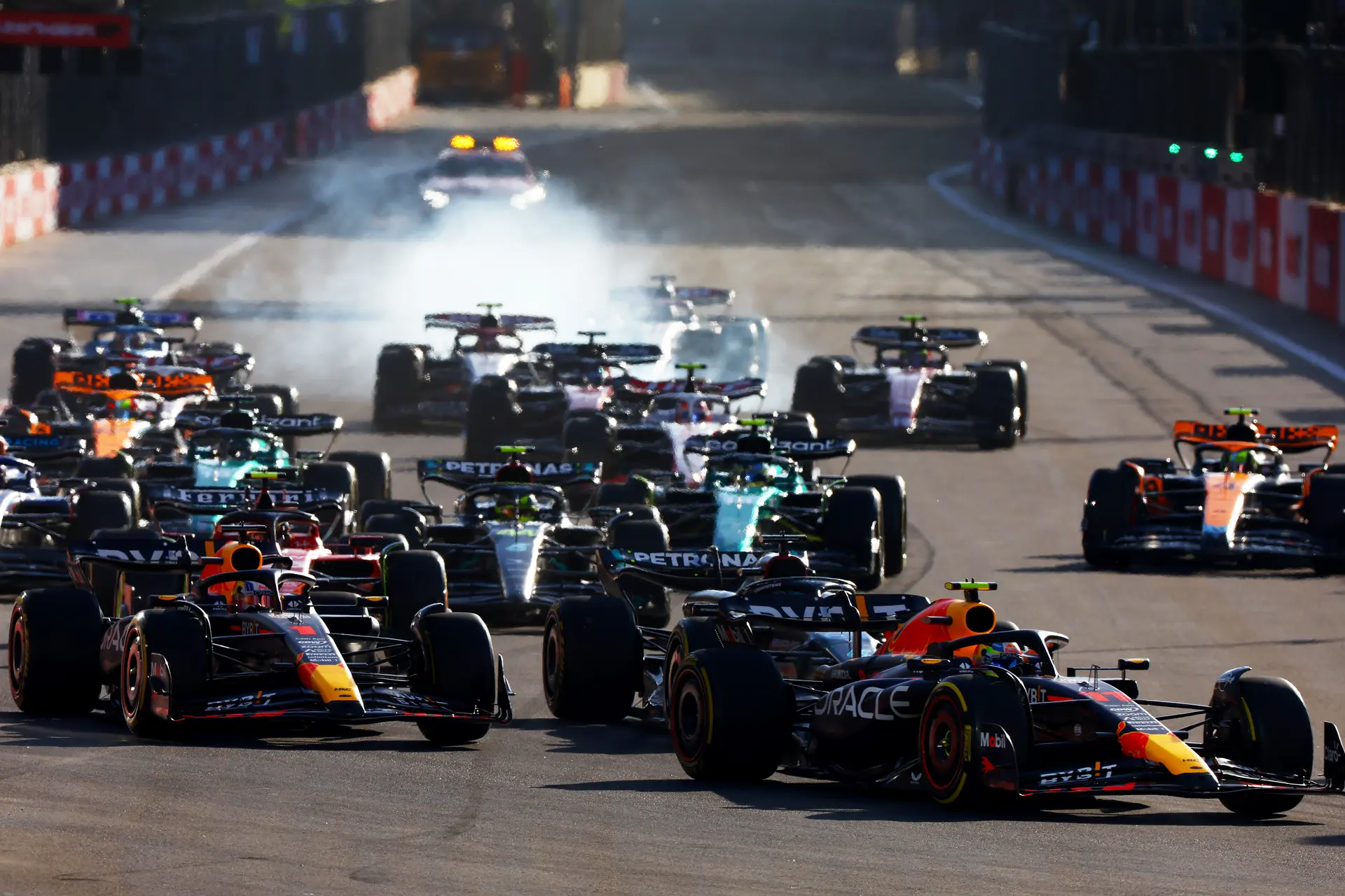 Ondertussen in F1 | Red Bull toont op hilarische wijze hoeveel schade de RB19 van Verstappen had