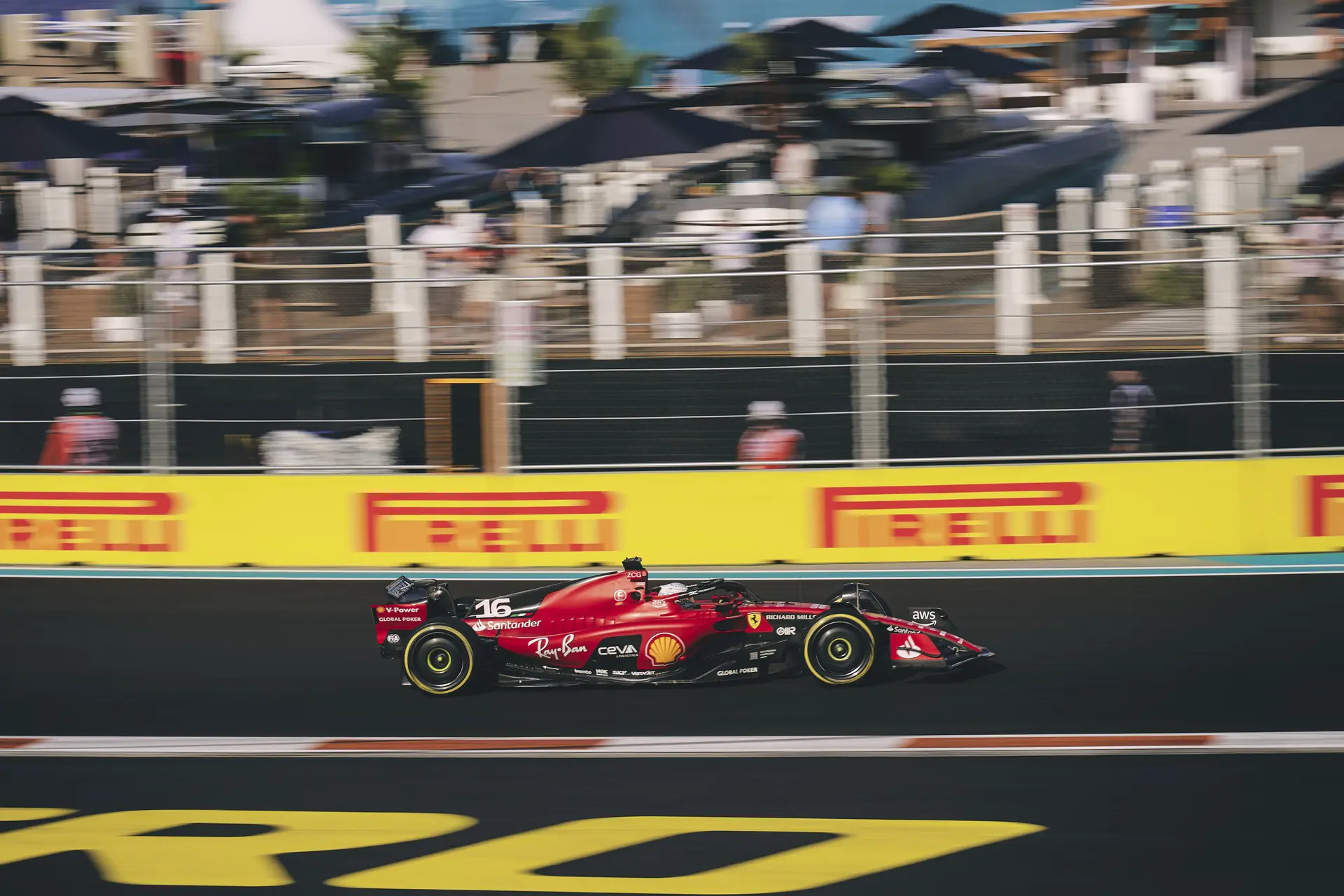 Vasseur niet onrustig door crash Leclerc: 'Na de kwalificatie in Bakoe was hij nog de superster'