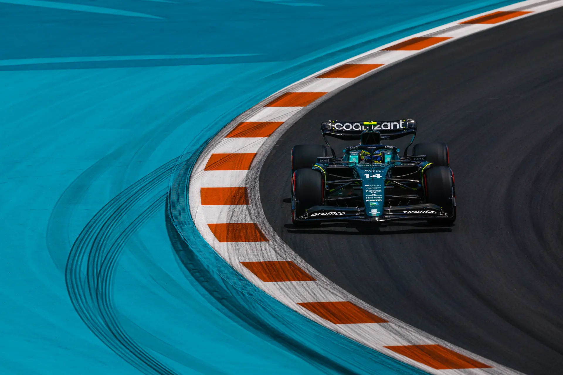 Aston Martin maakt zich geen zorgen om upgrades Ferrari en Mercedes: 'We doen ons eigen ding'