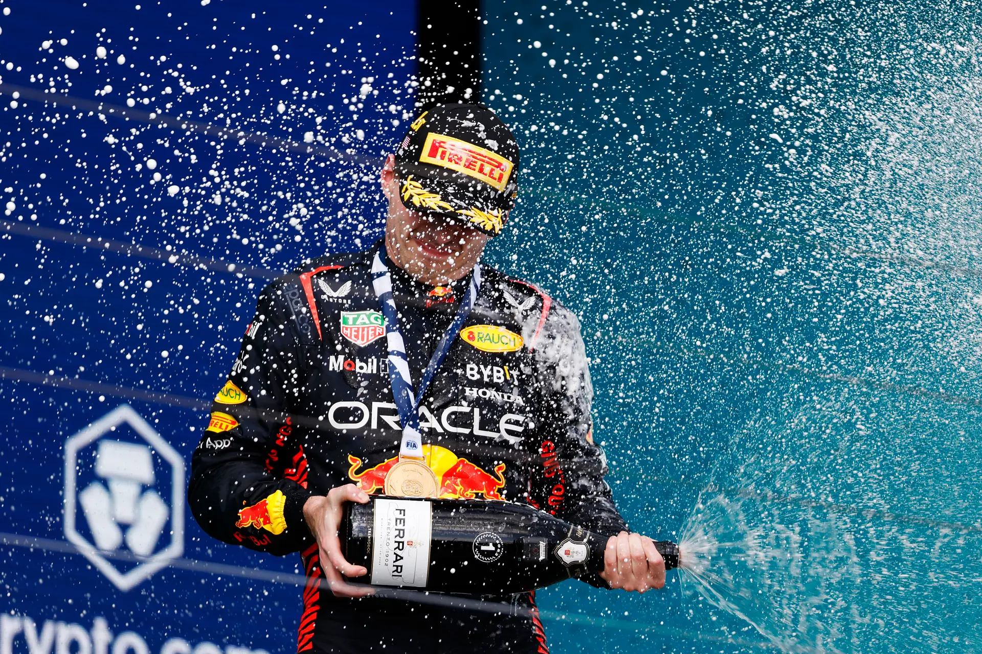 NB | 'Je zag na afloop bij Alonso dat hij ook verrast was dat Verstappen het zo makkelijk af kon maken'