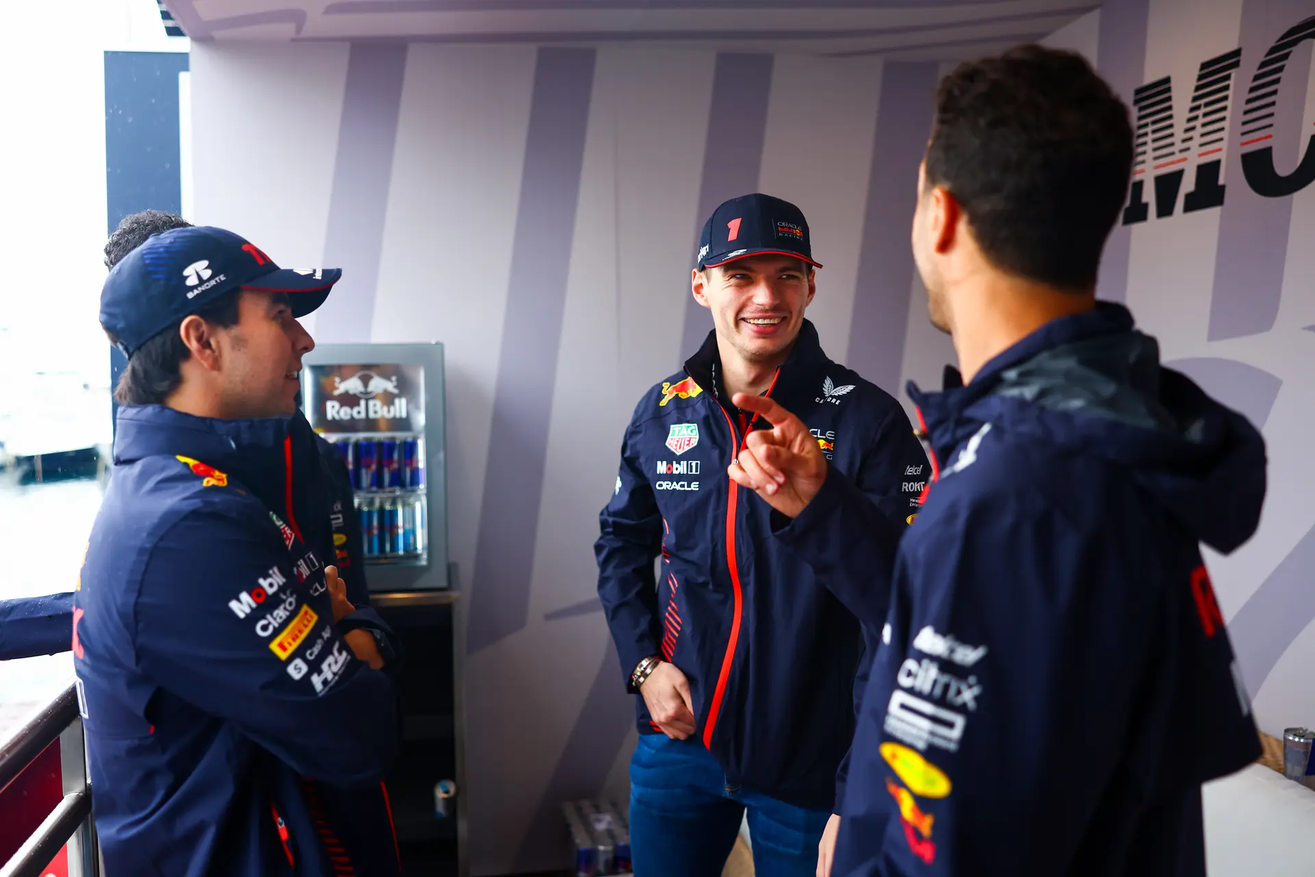 Ondertussen in F1 | Ricciardo zet Verstappen in de zeik met bijzondere vergelijking: 'Lijkt sprekend'