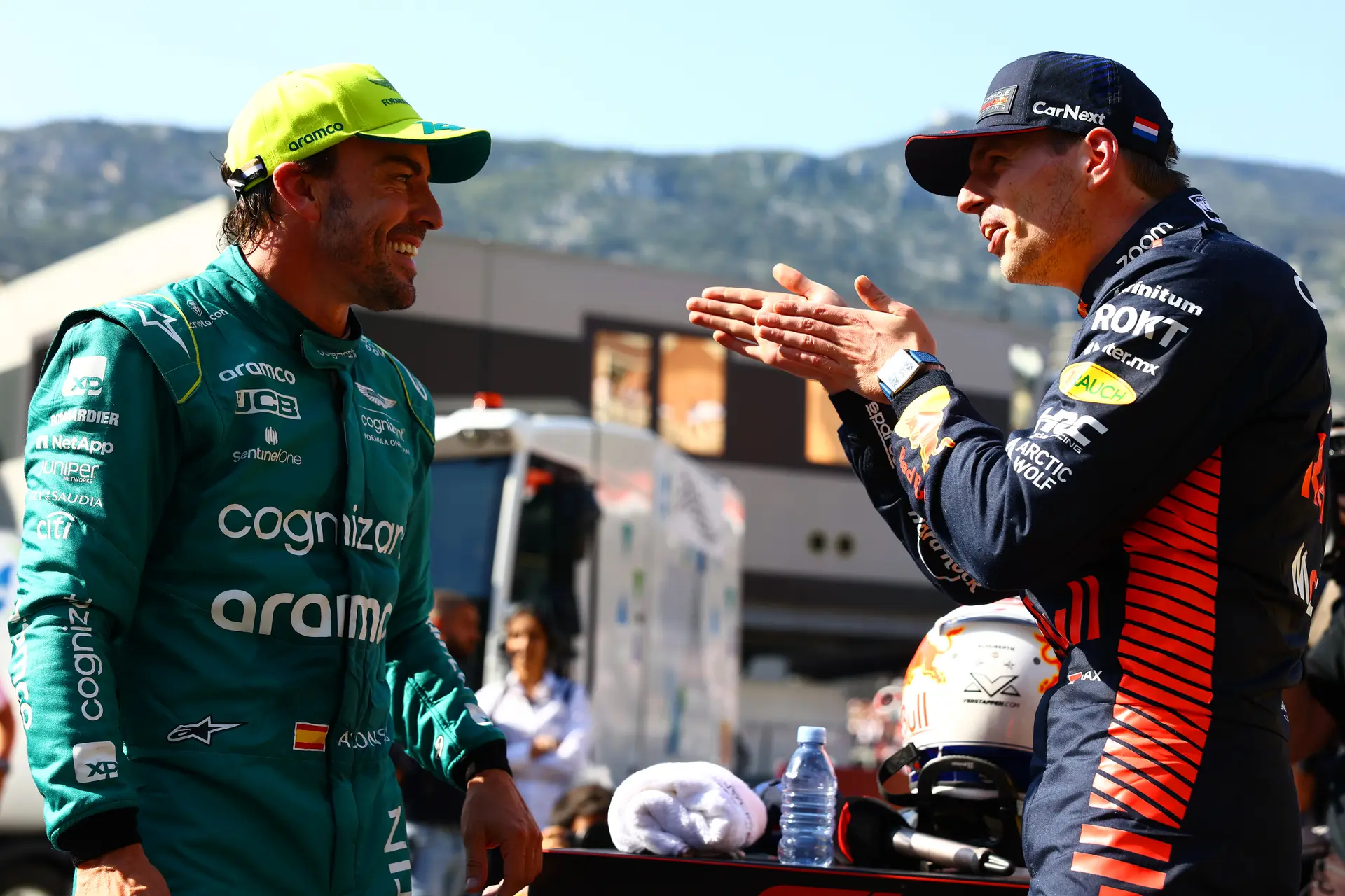 Verstappen grapt over voorlaten Alonso: 'Ik zal erover nadenken'