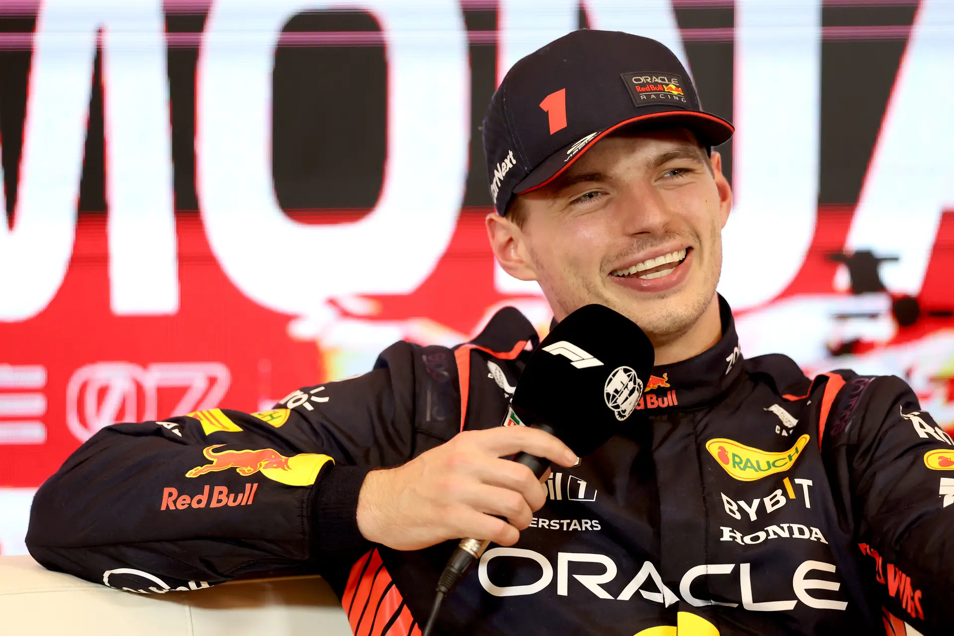 Verstappen grapt over voorlaten Alonso: 'Ik zal erover nadenken'
