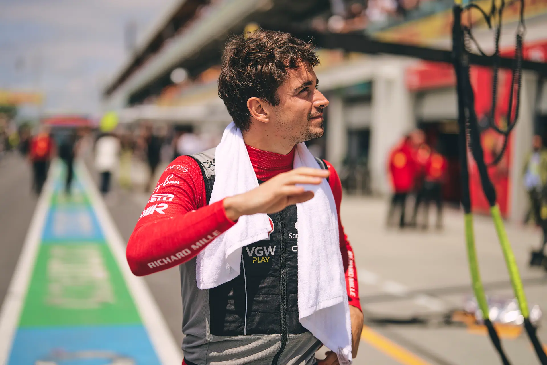 Leclerc en Ferrari starten contractonderhandelingen: 'Ik hou van Ferrari, dus ik ben hier gelukkig'