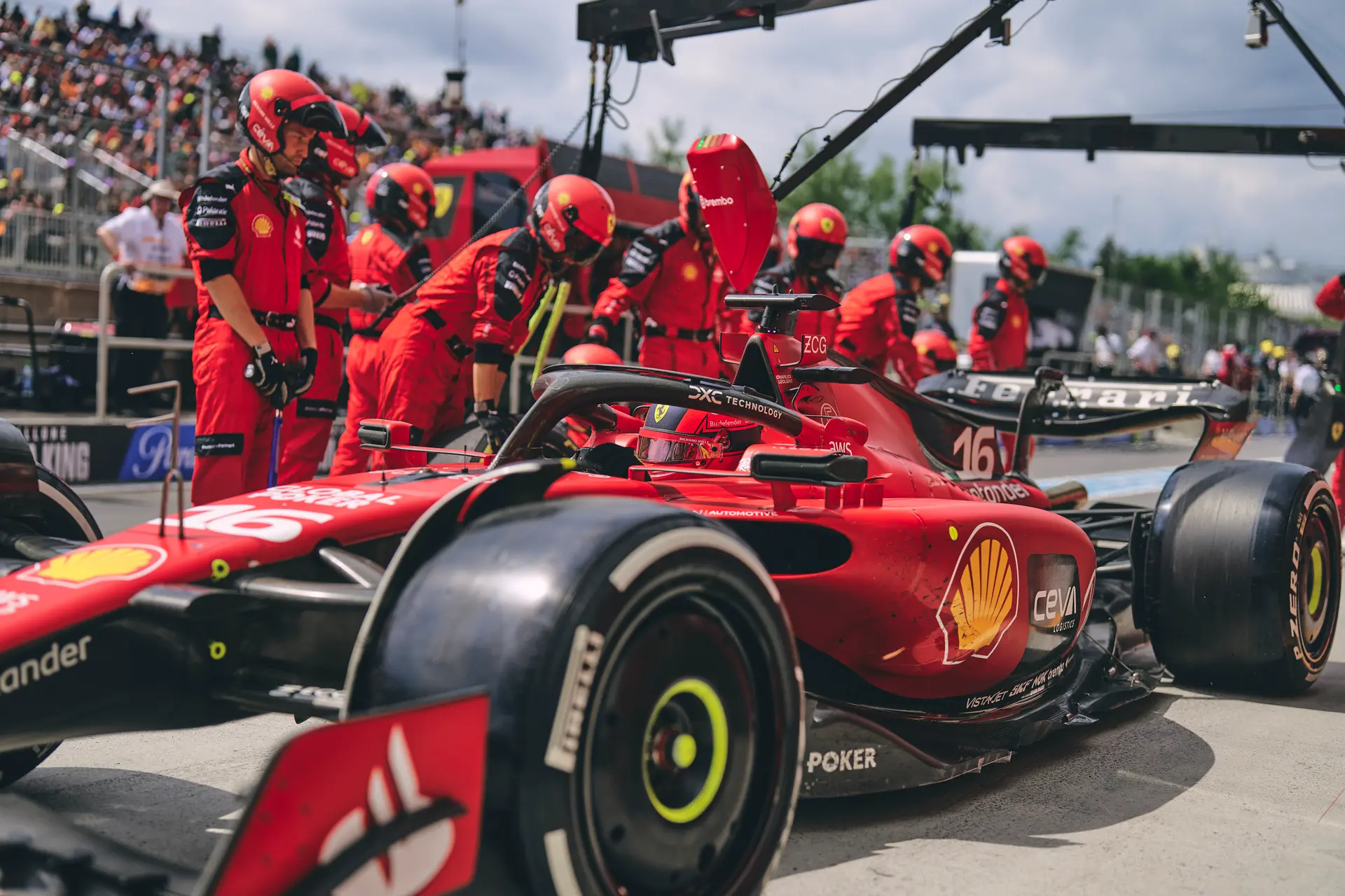 Ferrari waagde de gok met de strategie: 'Coureurs vroegen om vrije lucht'