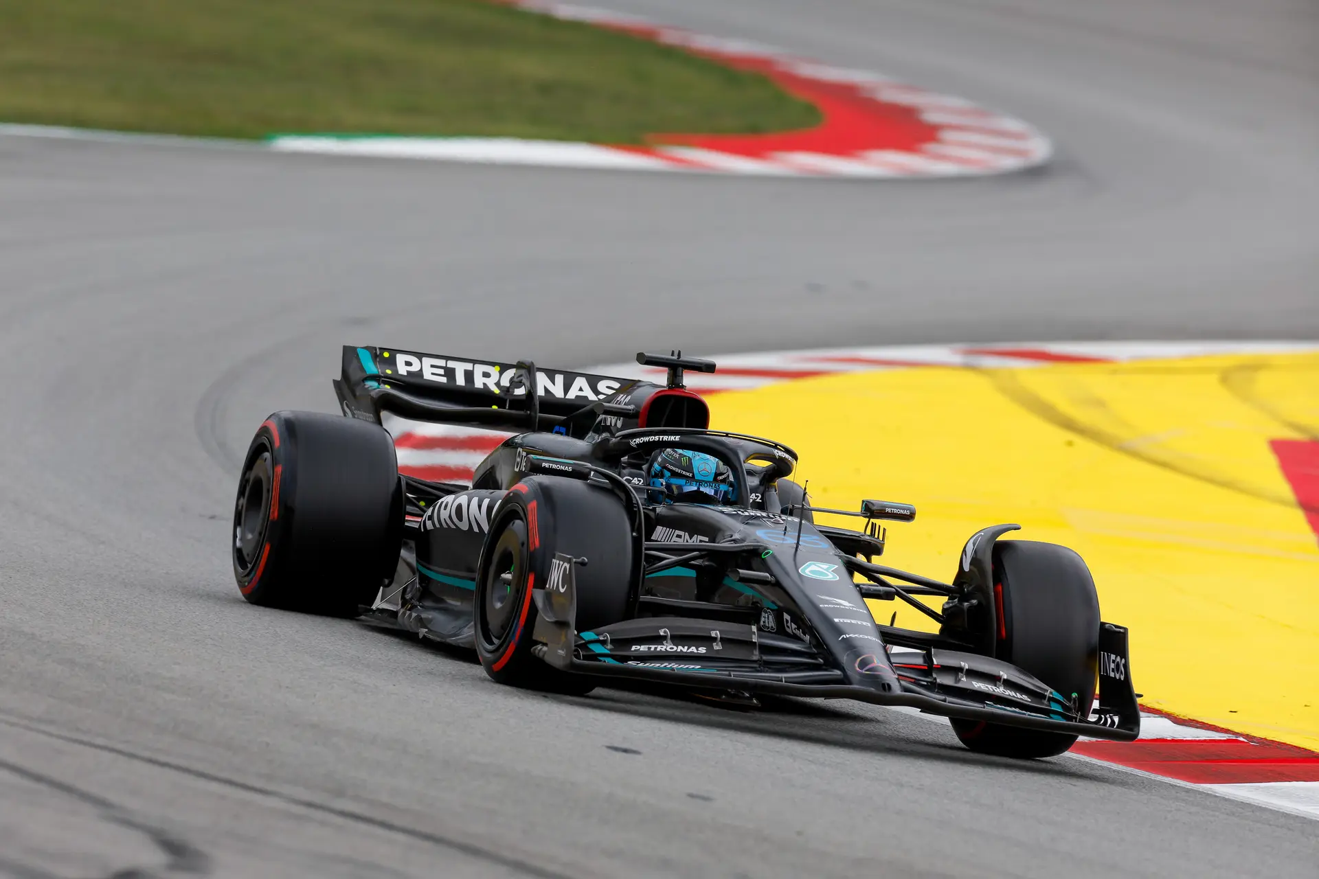 Russell dankt beter resultaat niet aan nieuwe sidepods: 'De magie zit onder de auto'