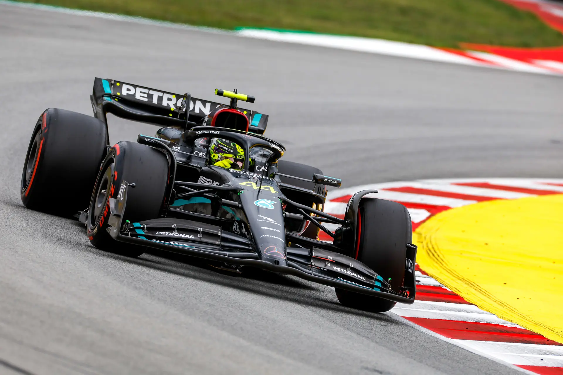 Hamilton ziet 'gevaar' in zegereeks Verstappen: 'Maar wij hebben ook iets in de pijplijn'
