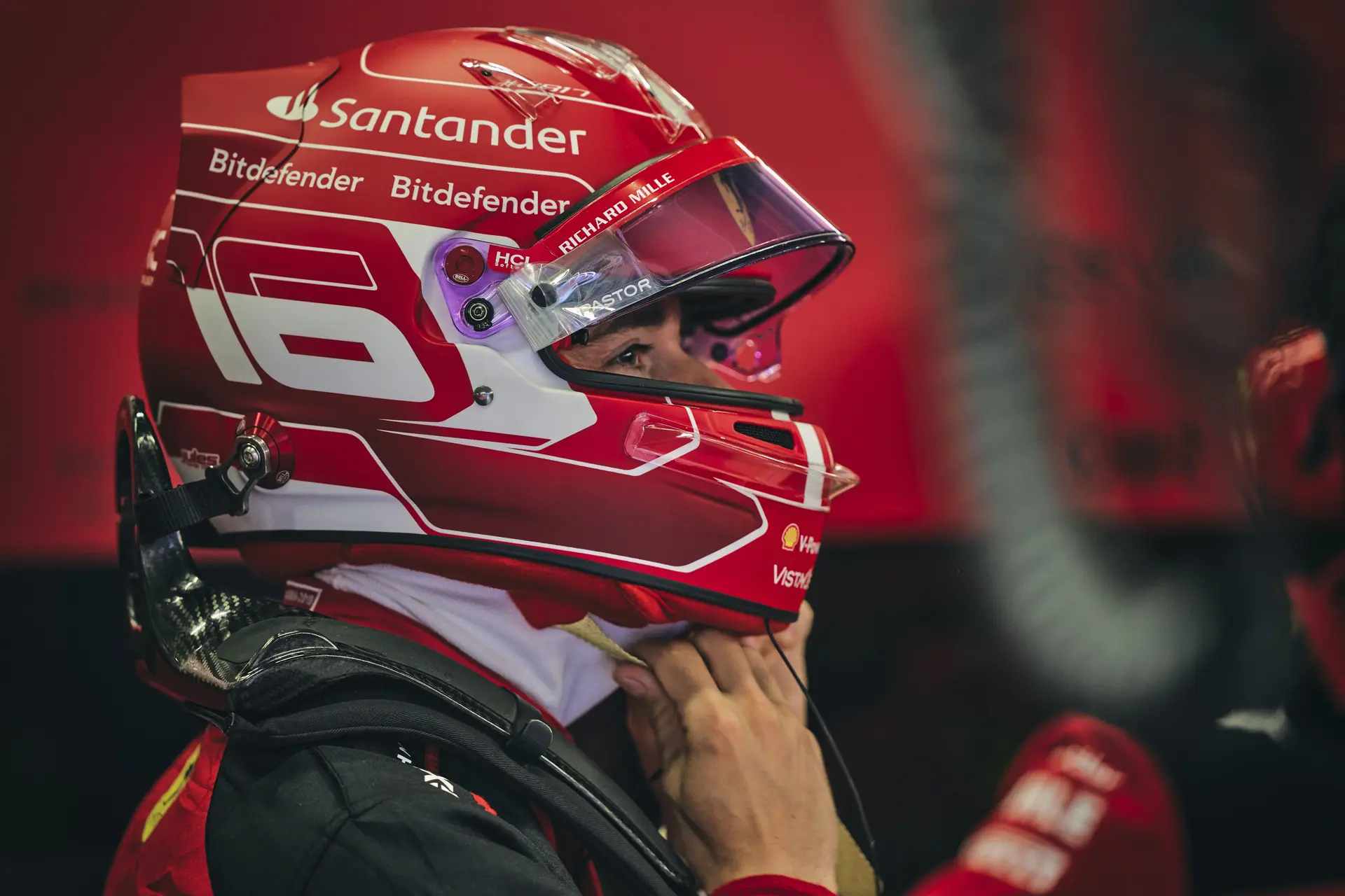 Poleman Leclerc schrok vanwege Verstappen: 'Ik sloeg op mijn stuur en mijn helm'
