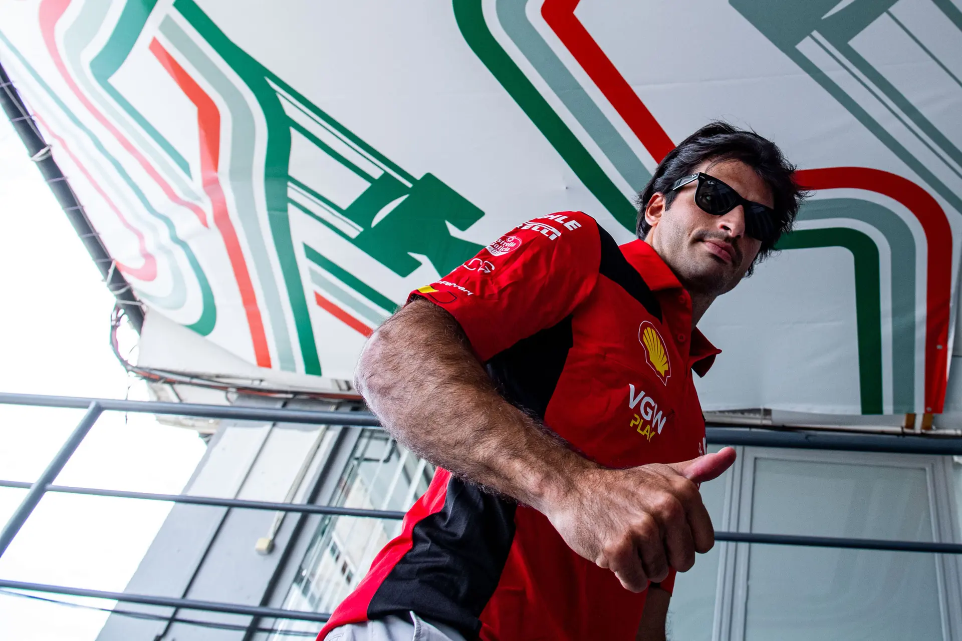 Polesitter Sainz gaat de uitdaging aan: 'Het zal ongelooflijk lastig zijn om Red Bull te verslaan'