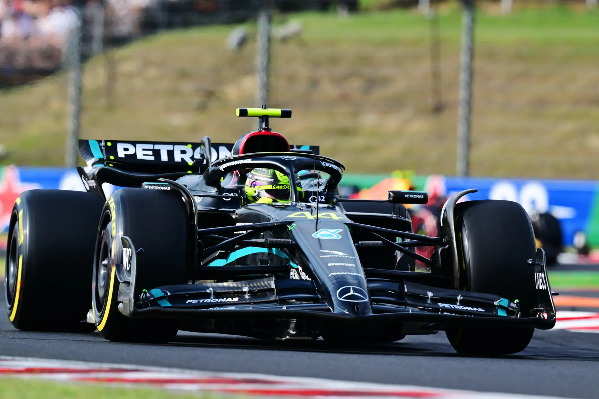 Verslag kwalificatie | Hamilton pakt verrassend polepositie, en is drie duizendste sneller dan Verstappen op P2