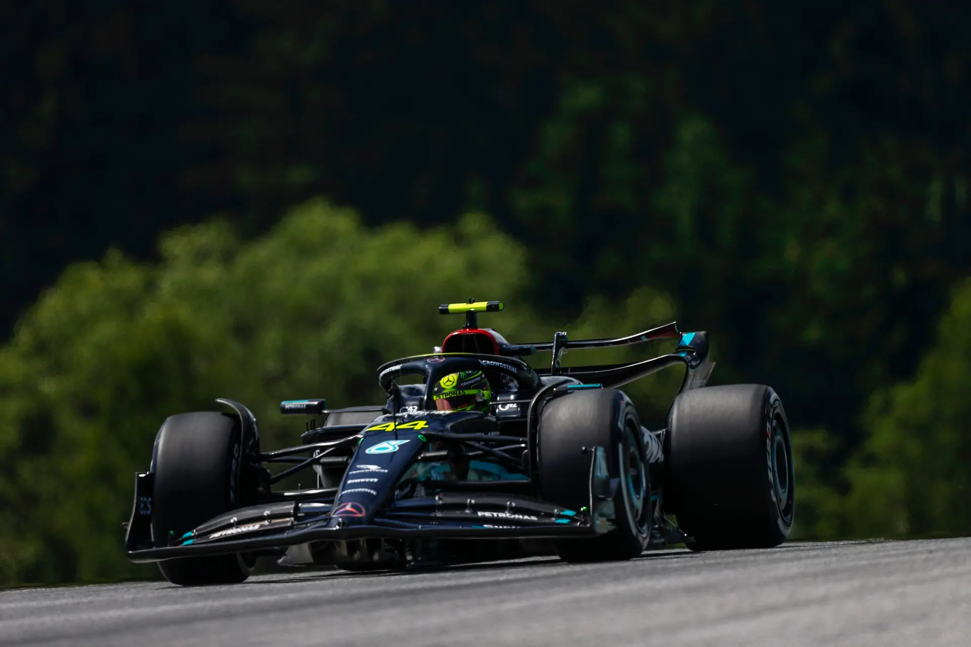 Hamilton reageert op achttiende startplek: 'De sprintrace maakt toch niet uit'