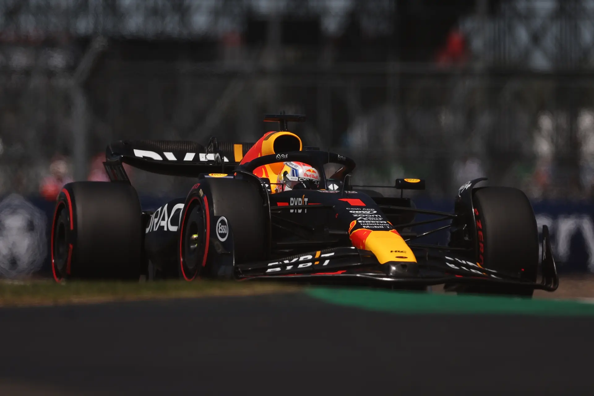 Verslag kwalificatie | Verstappen deelt mokerslag uit op Mercedes-circuit, Piastri en Norris verrichten heldendaad