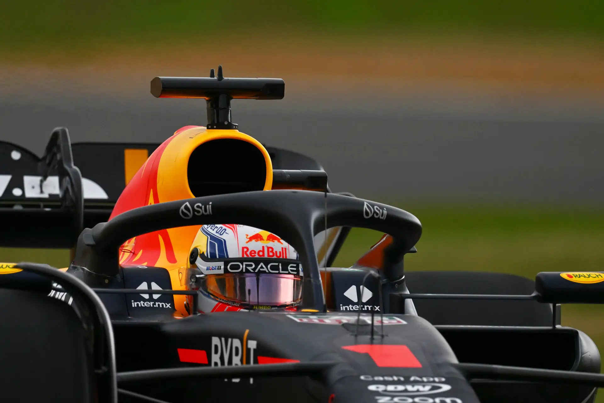 Kwalificatieduels | Verstappen verplettert Pérez met vijfde pole op een rij, De Vries imponeert niet